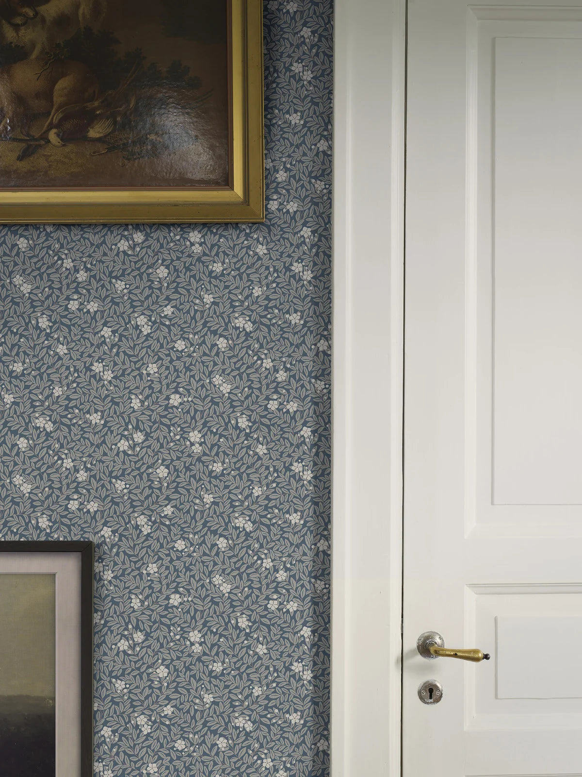 Tapete mit floralem Muster aus Blumen und Blättern MYRTEN blau mit Weiß