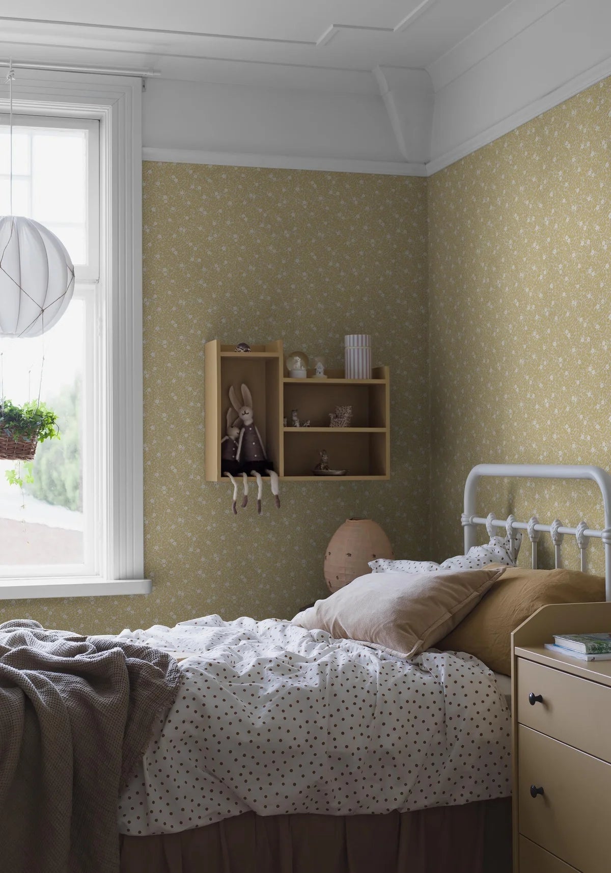 Behang met een plantaal motief van bloemen en bladeren MYRTEN geel met wit