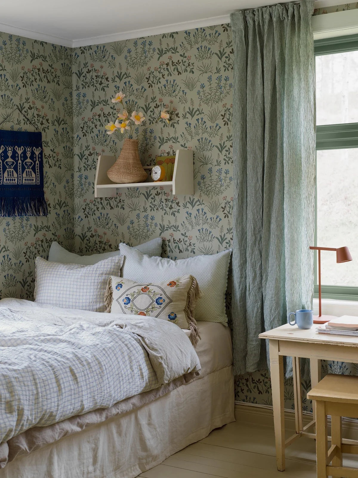 Tapijt met plantaal bloemenmotief NORAS ANG gedempt groen met blauw