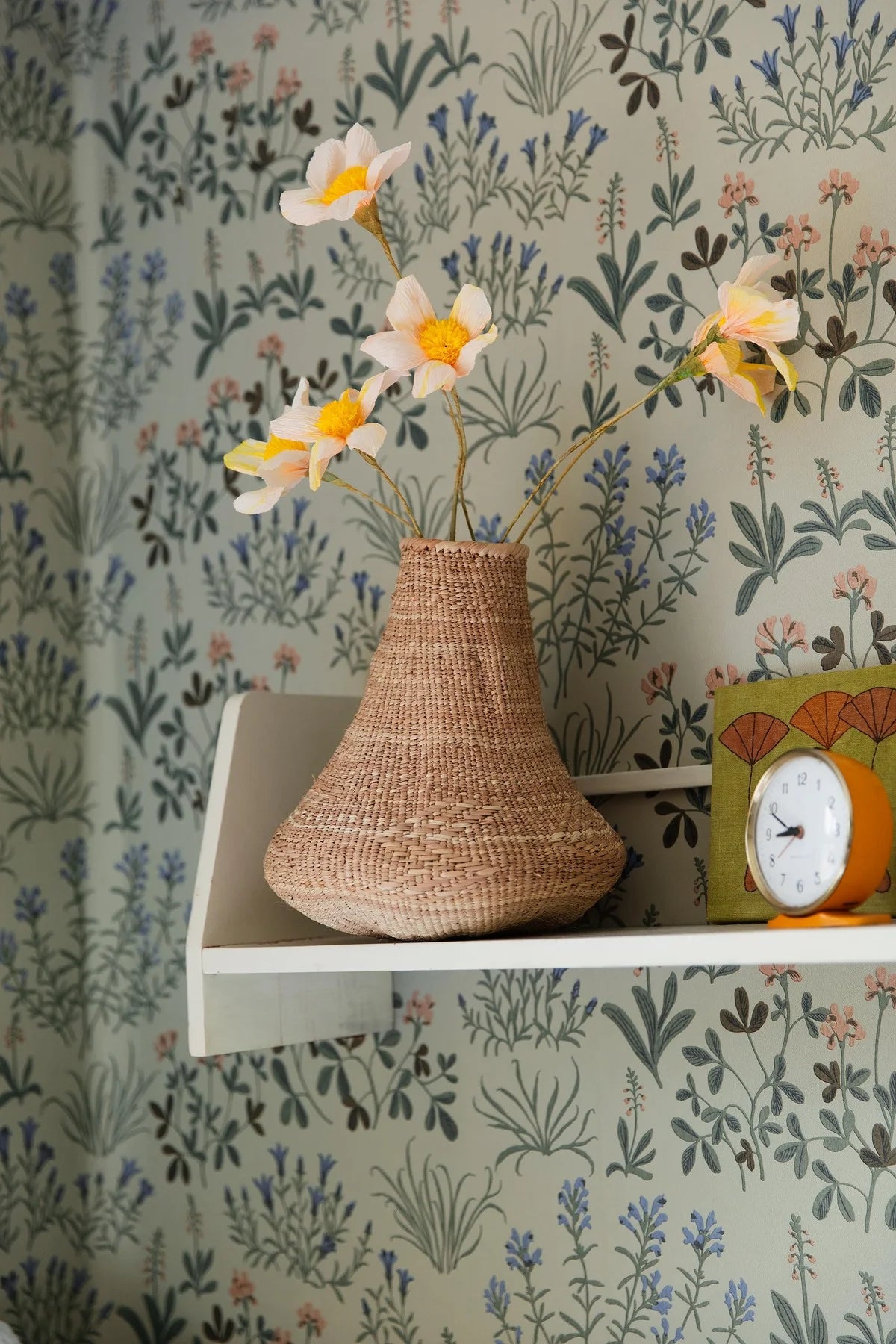 Tapijt met plantaal bloemenmotief NORAS ANG gedempt groen met blauw