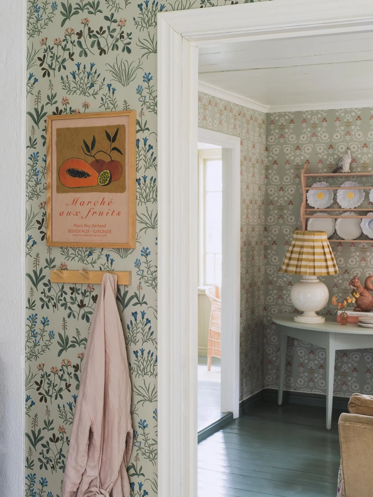 Tapijt met plantaal bloemenmotief NORAS ANG gedempt groen met blauw