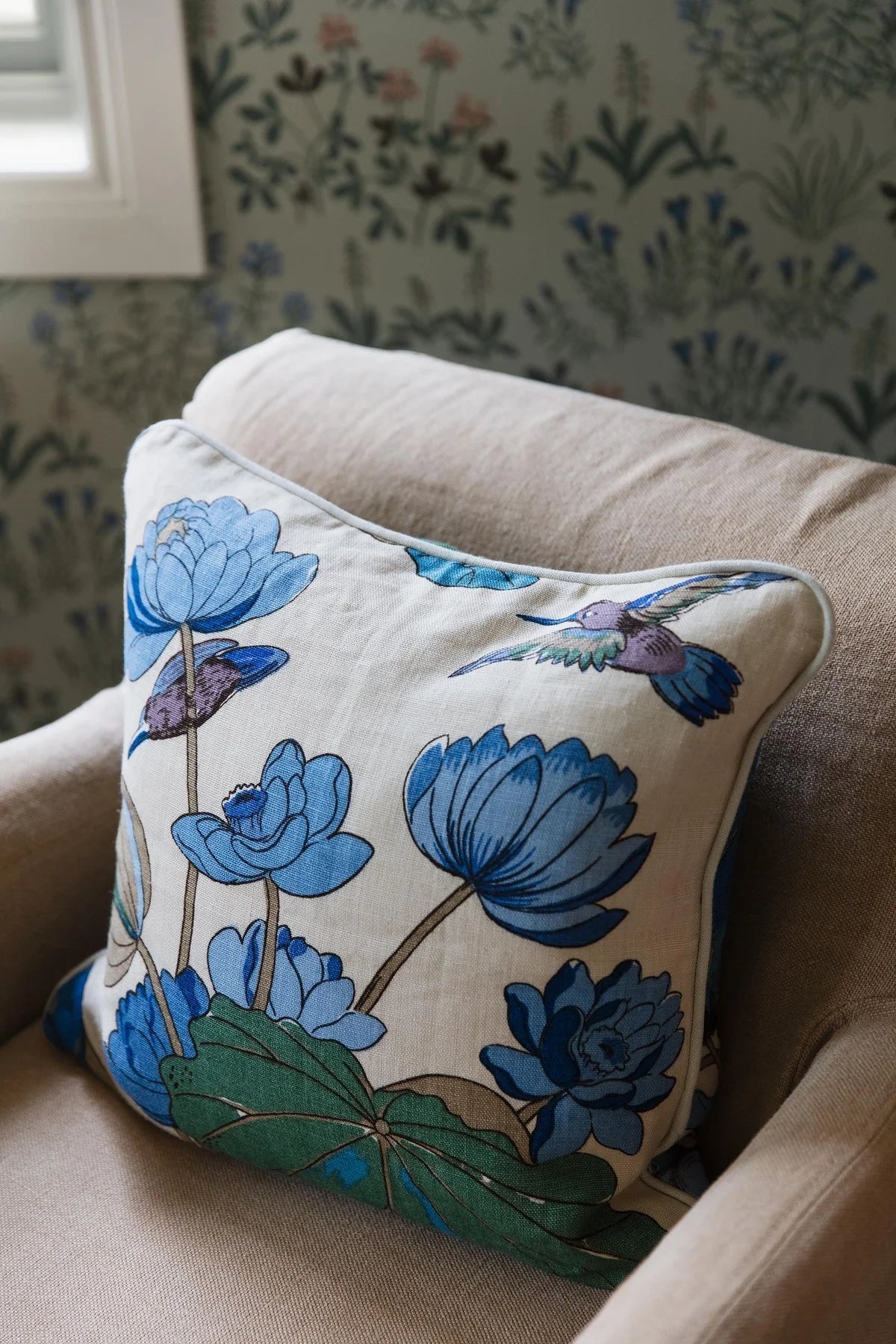 Tapijt met plantaal bloemenmotief NORAS ANG gedempt groen met blauw