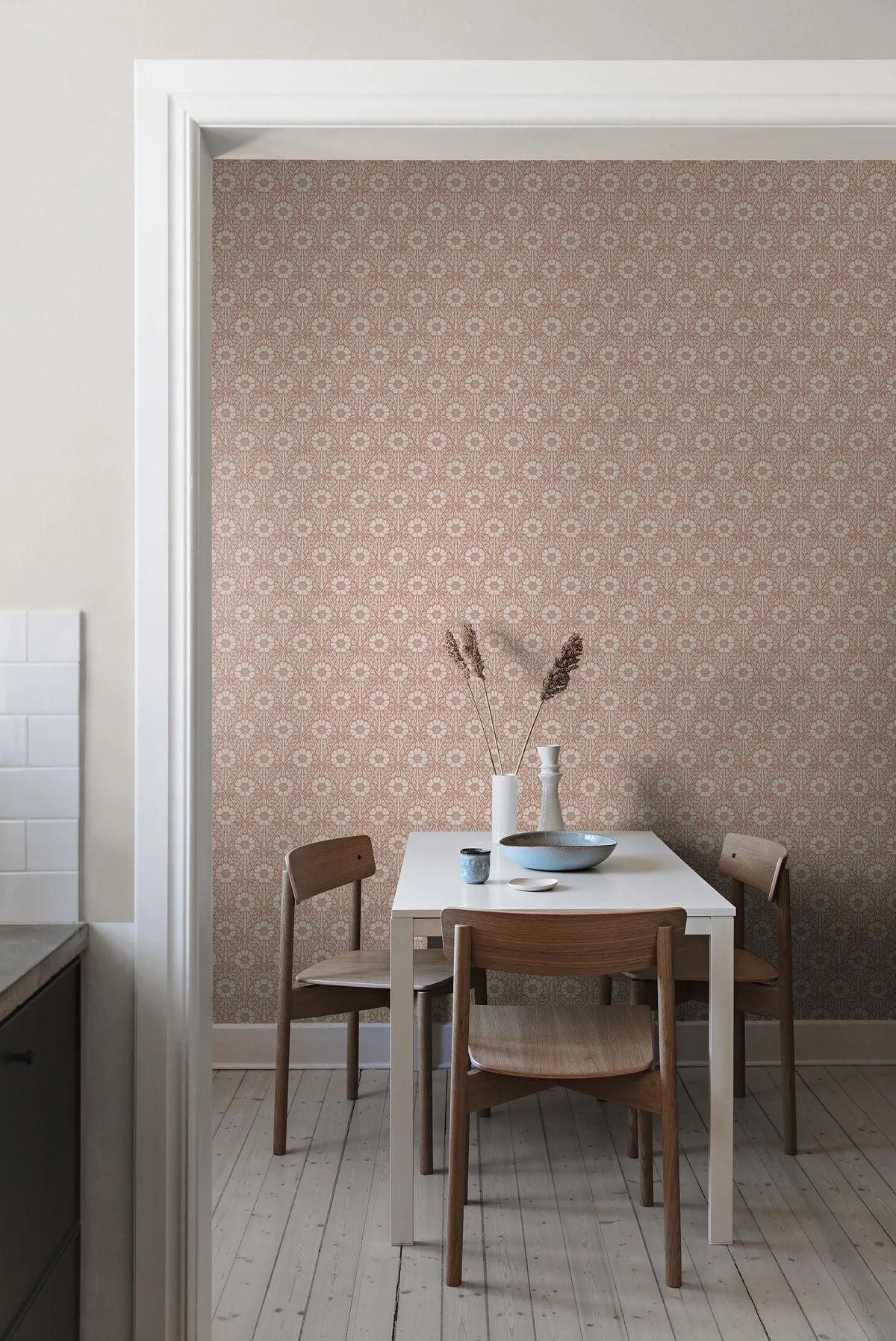 Behang met plantenmotief in bloemen NYPONROS terracotta met wit