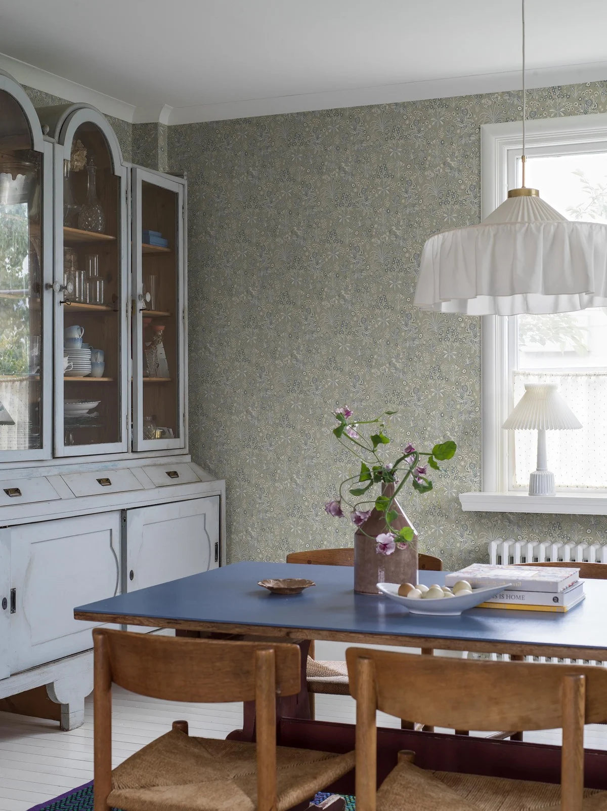 Tapete mit pflanzlichem Blumenmotiv TUVA khaki mit cremefarbenem Hintergrund