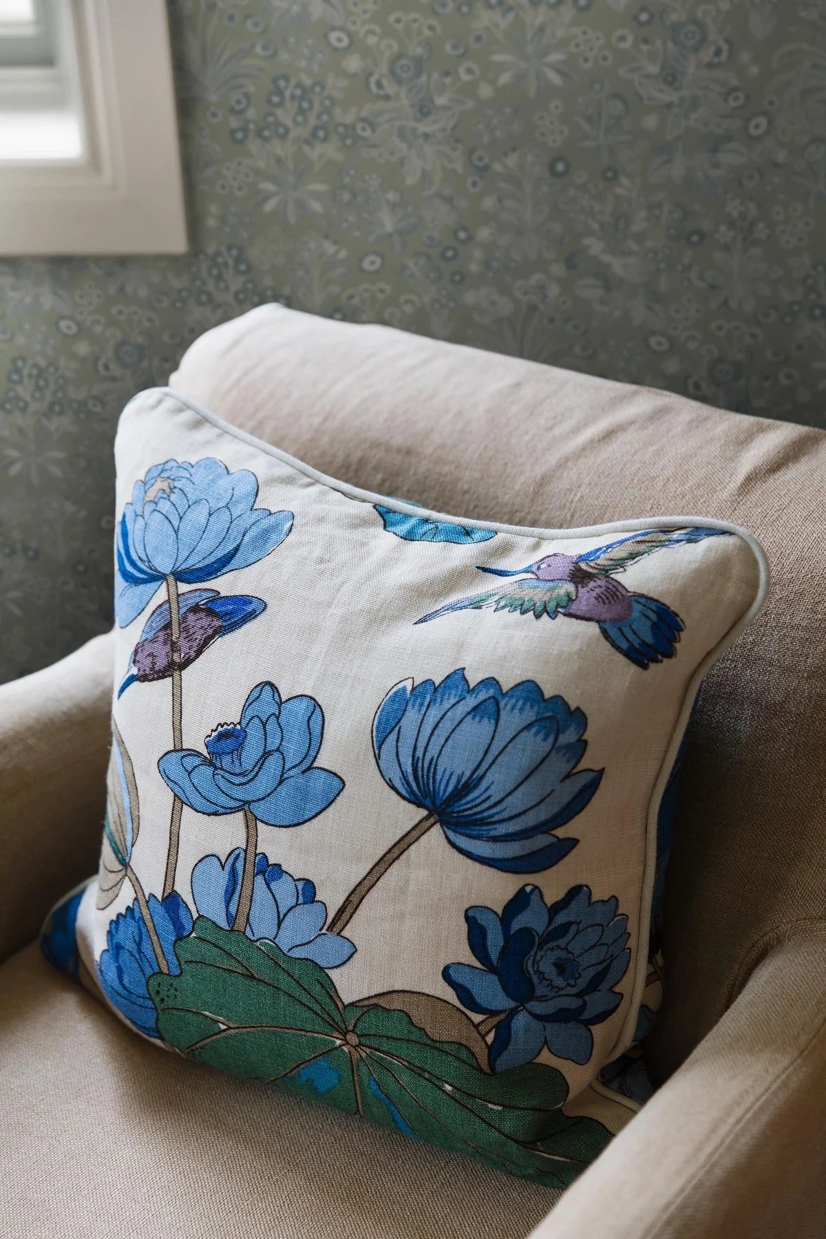 Tapete mit pflanzlichem Blumenmotiv TUVA khaki mit cremefarbenem Hintergrund