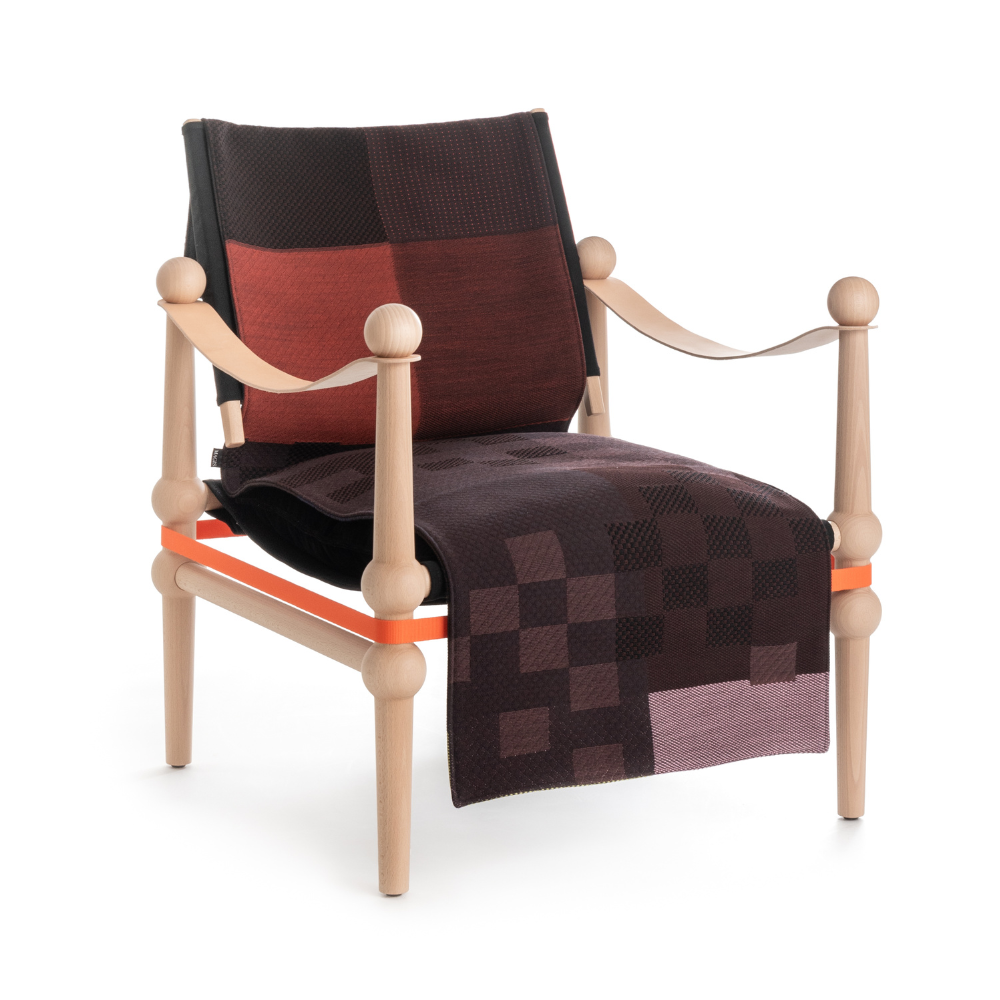 TWAIN armchair with a brown-purple blanket and a light beech base