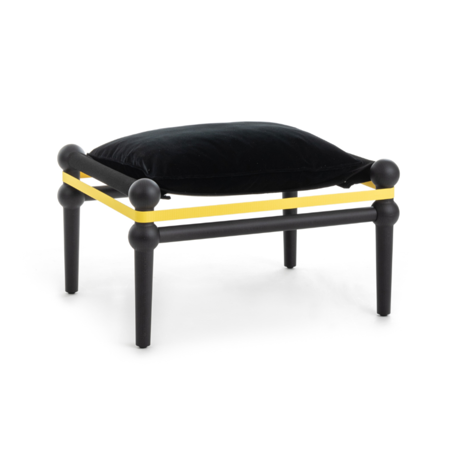 Otomana TWAIN gepersonaliseerd met een zwarte beuken basis