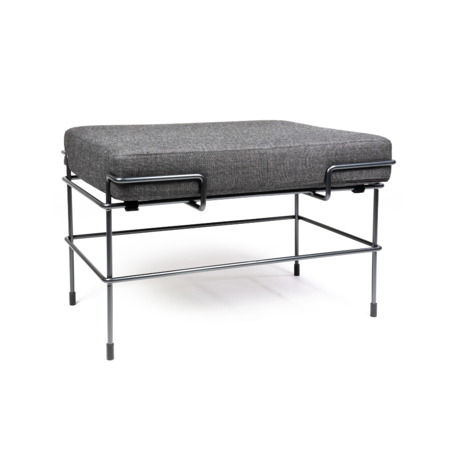 Puf TRAFFIC gestoffeerd met een zwarte stalen basis