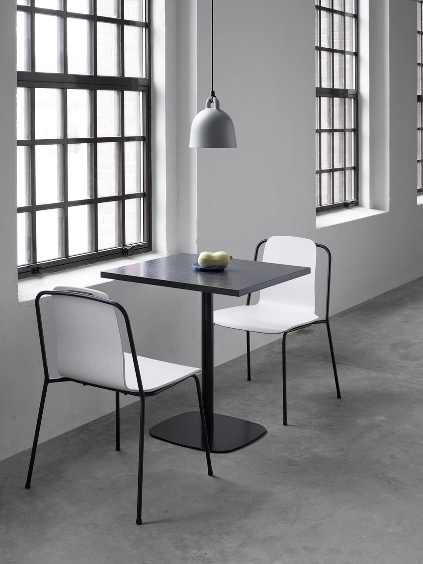 STUDIO stoel met gestoffeerde voorkant van lichtgrijs essenhoutfineer en zwarte basis