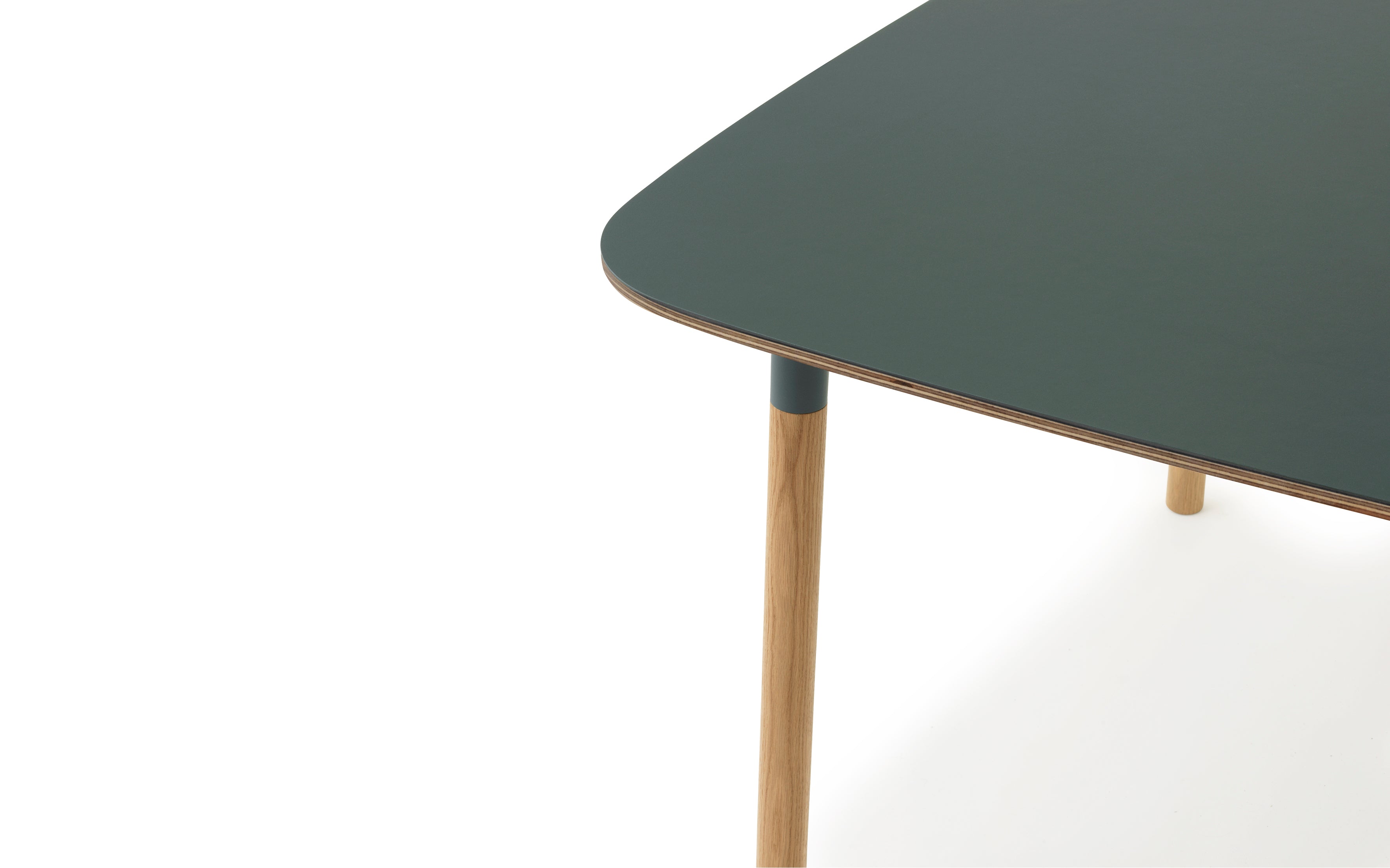 Tafel FORM groene blad met eiken basis