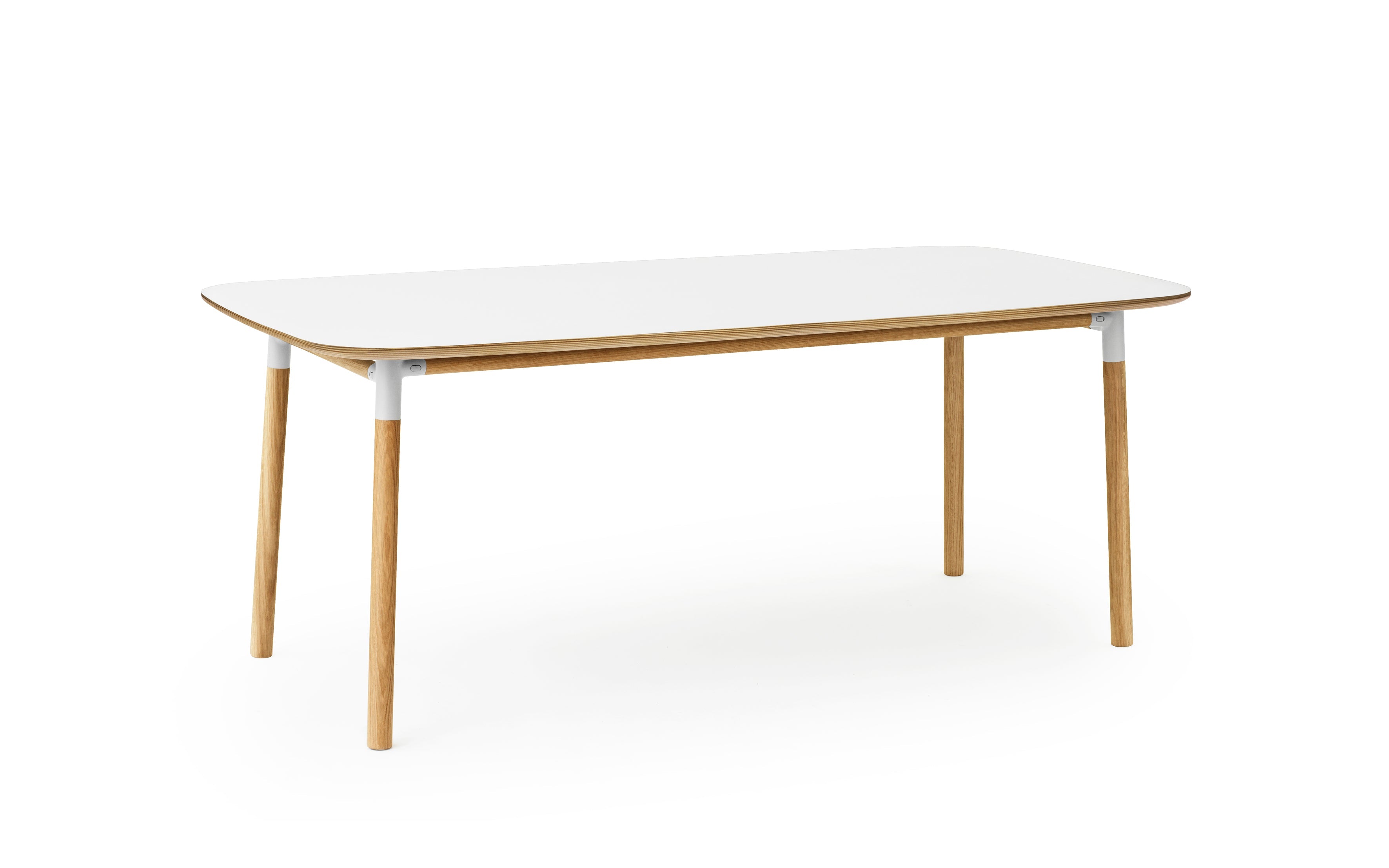 Tafel FORM witte blad met eiken basis