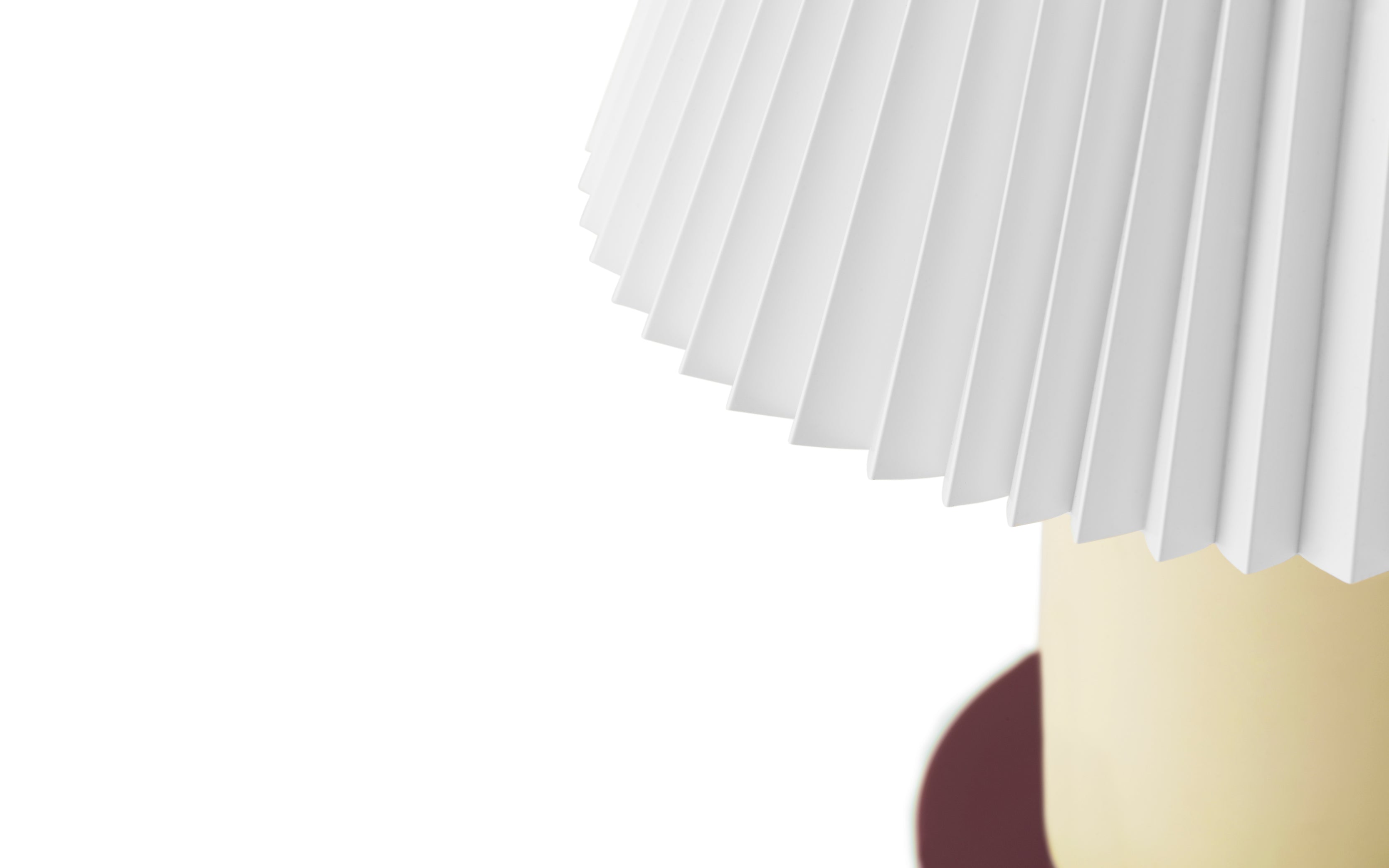 CELLU cream table lamp with a brown base