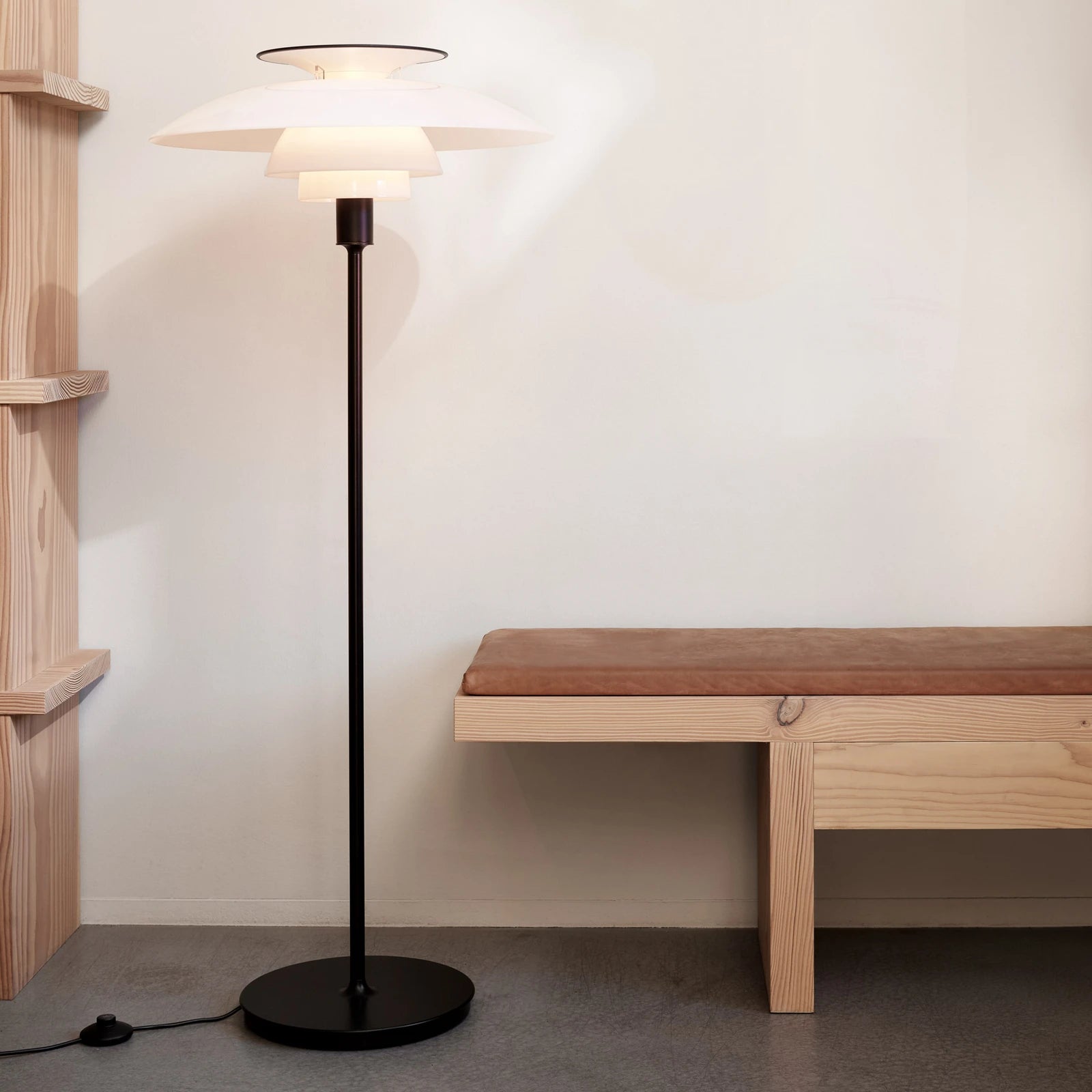 Vloerlamp PH 80 wit met zwarte voet