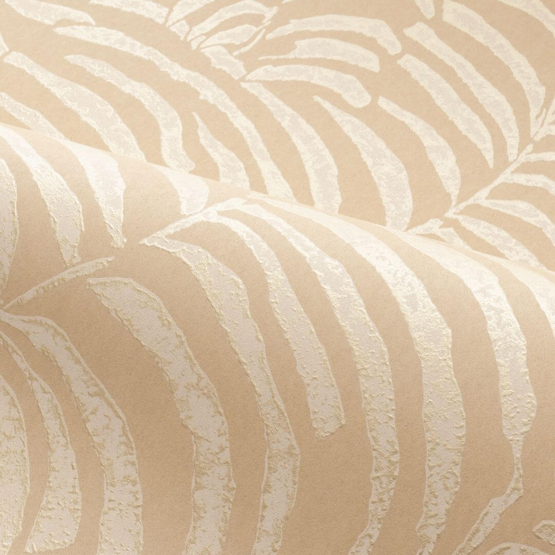 Metallic wallpaper with a fern leaf plant motif NOBILE - SABLE/NACRÉ sandy with pearlescent finish