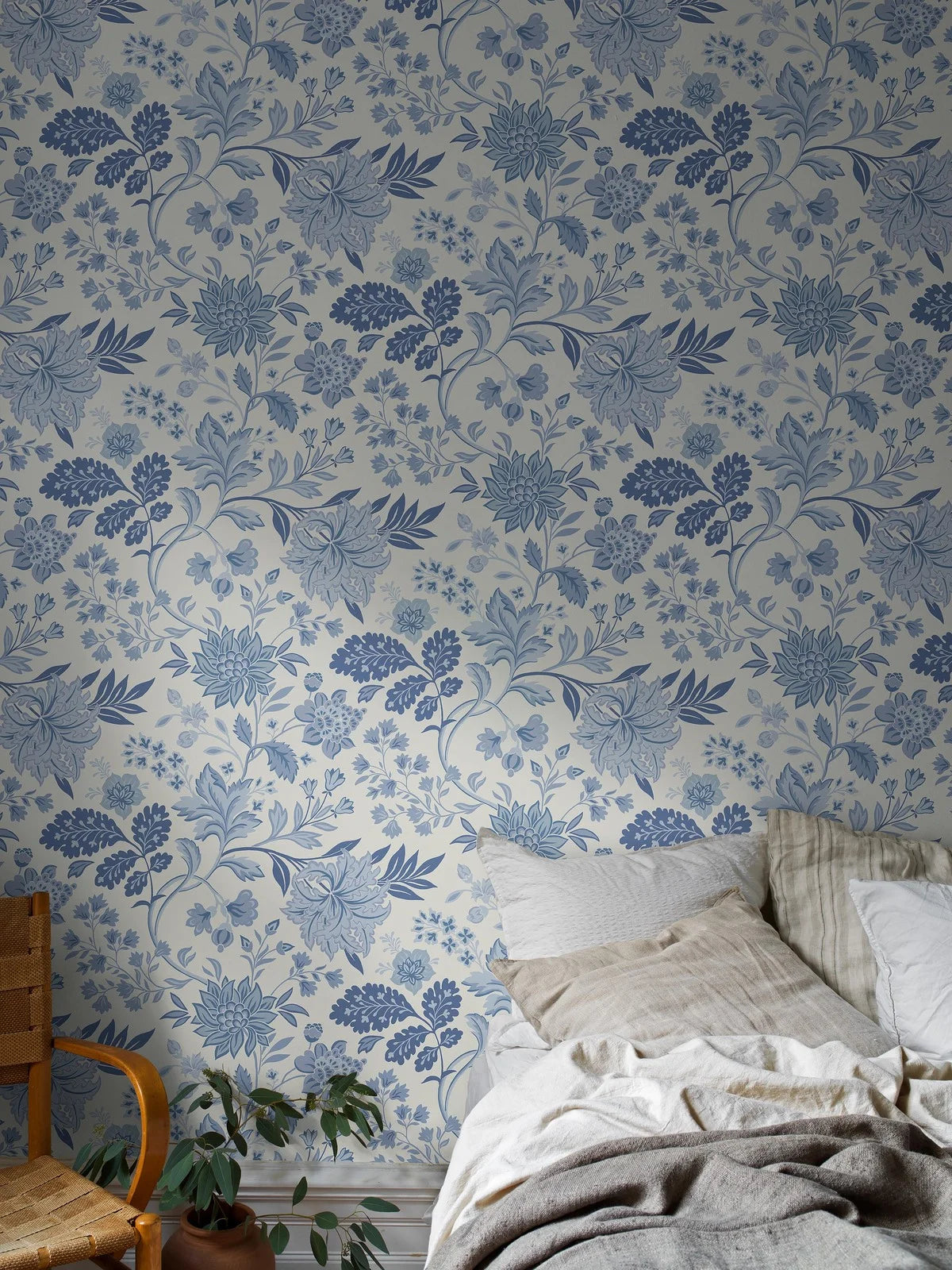 Vliesbehang met plantaal patroon ALICIA warm wit met blauw