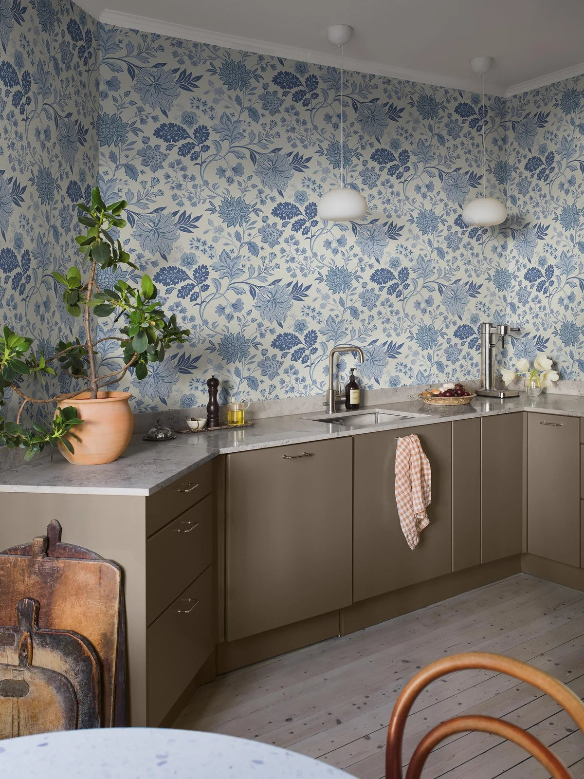 Vliesbehang met plantaal patroon ALICIA warm wit met blauw