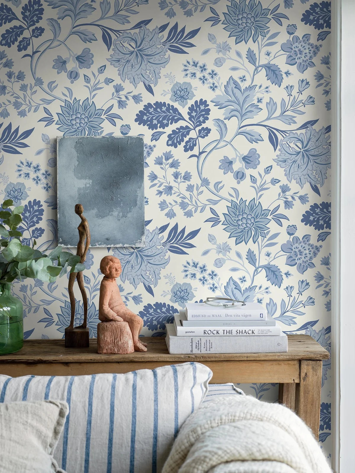 Vliesbehang met plantaal patroon ALICIA warm wit met blauw