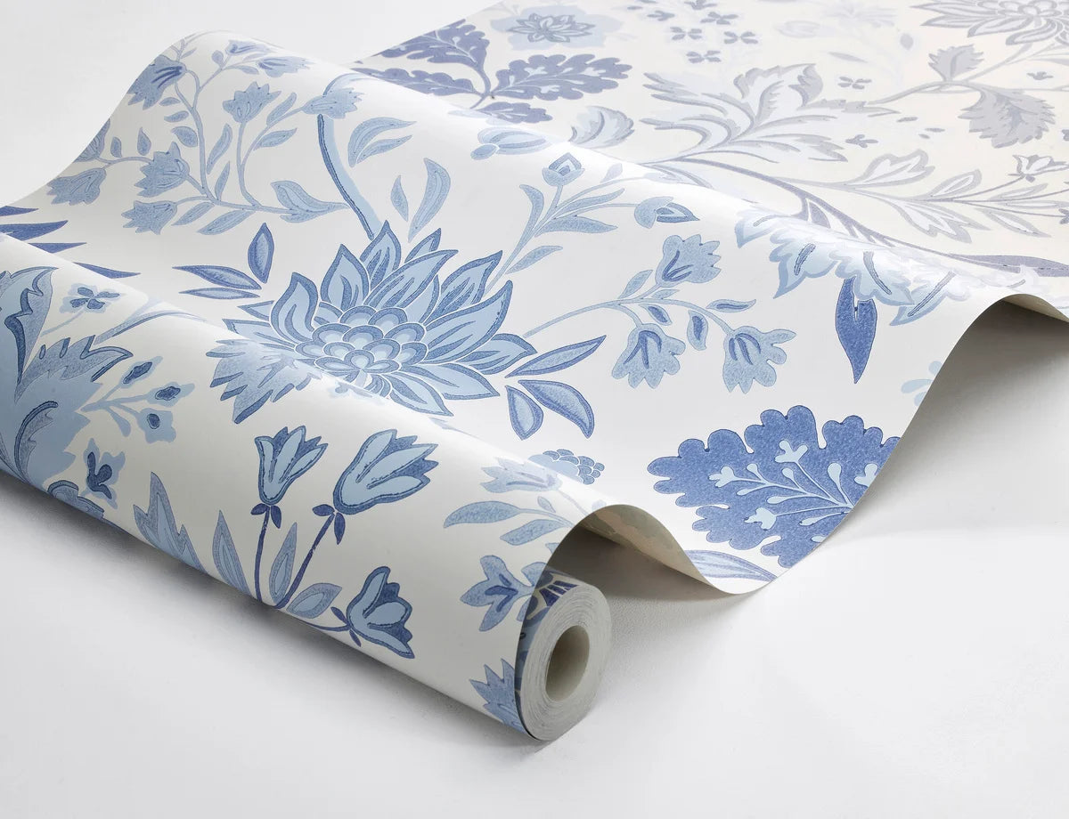 Vliesbehang met plantaal patroon ALICIA warm wit met blauw