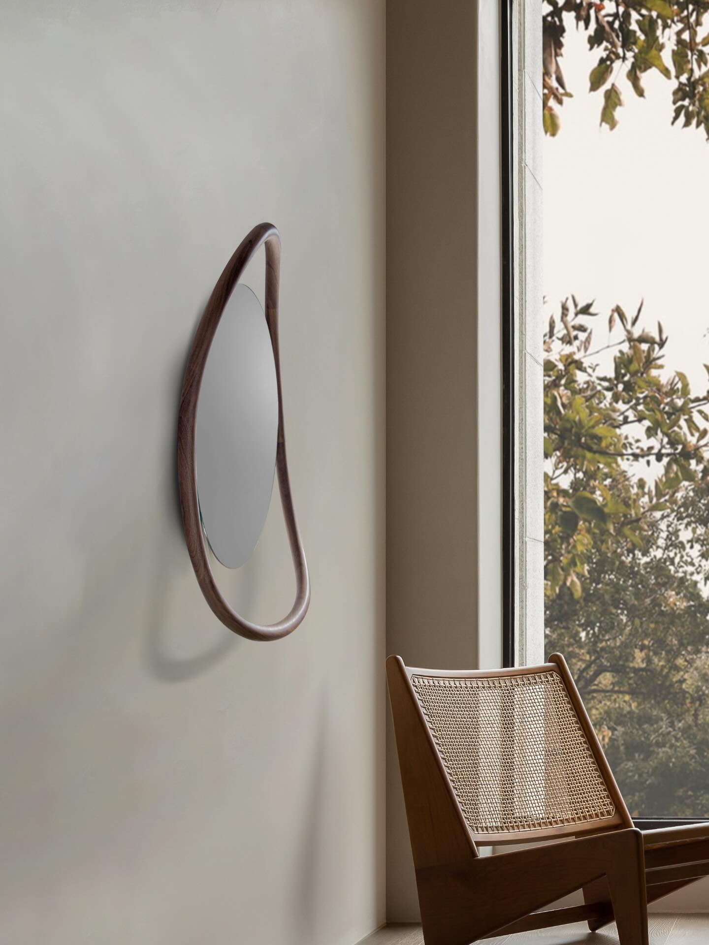 Wandspiegel UNUT aus massivem Nussbaumholz