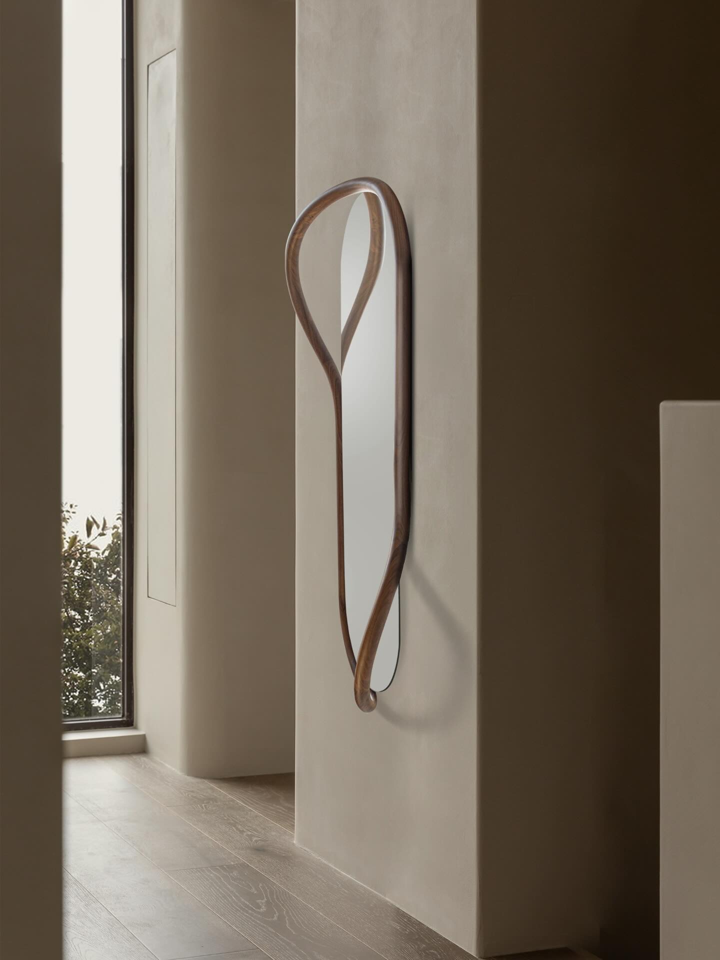 Wandspiegel UNUT aus massivem Nussbaumholz