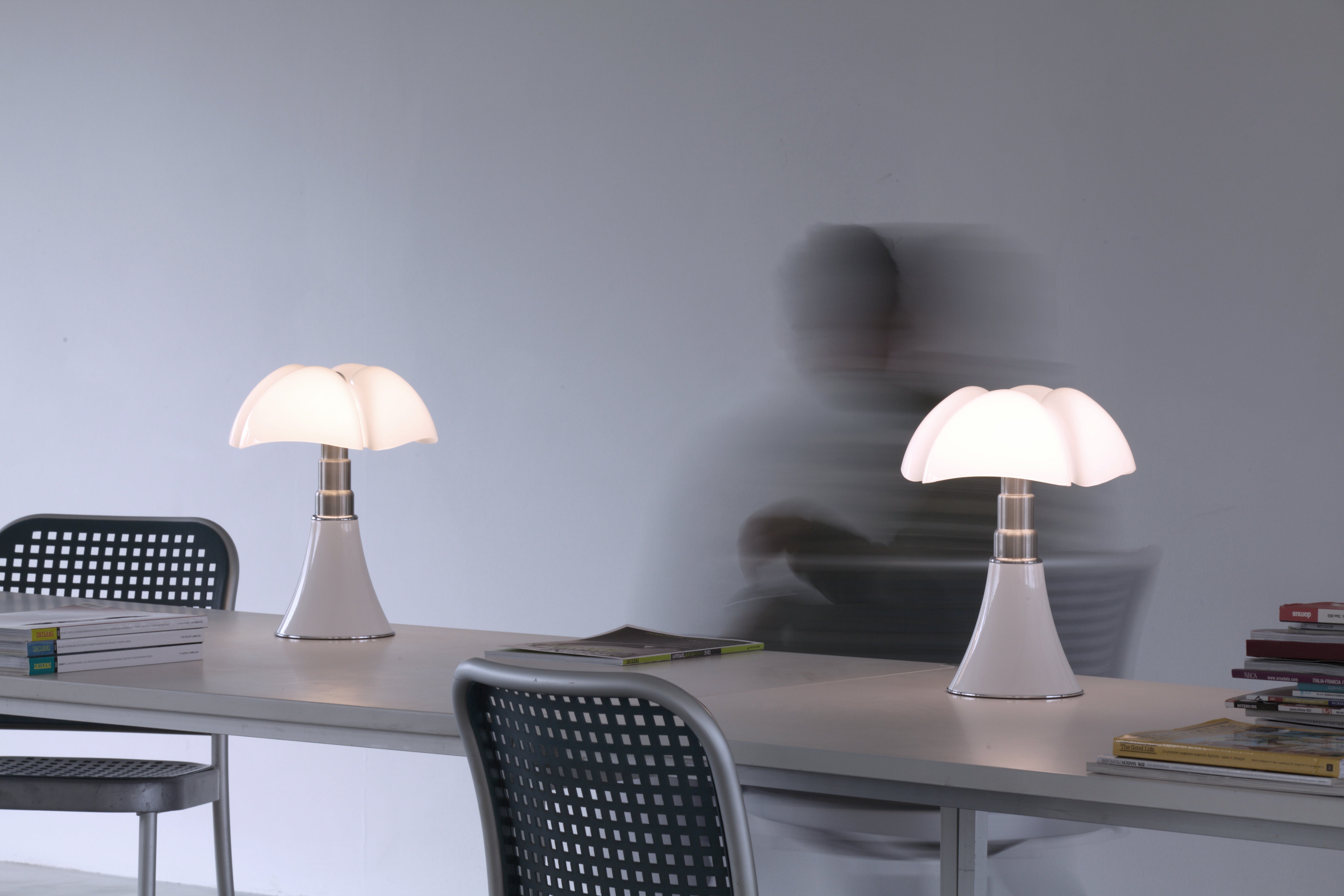 Tafellamp MINIPIPISTRELLO met opaal glazen kap en witte voet