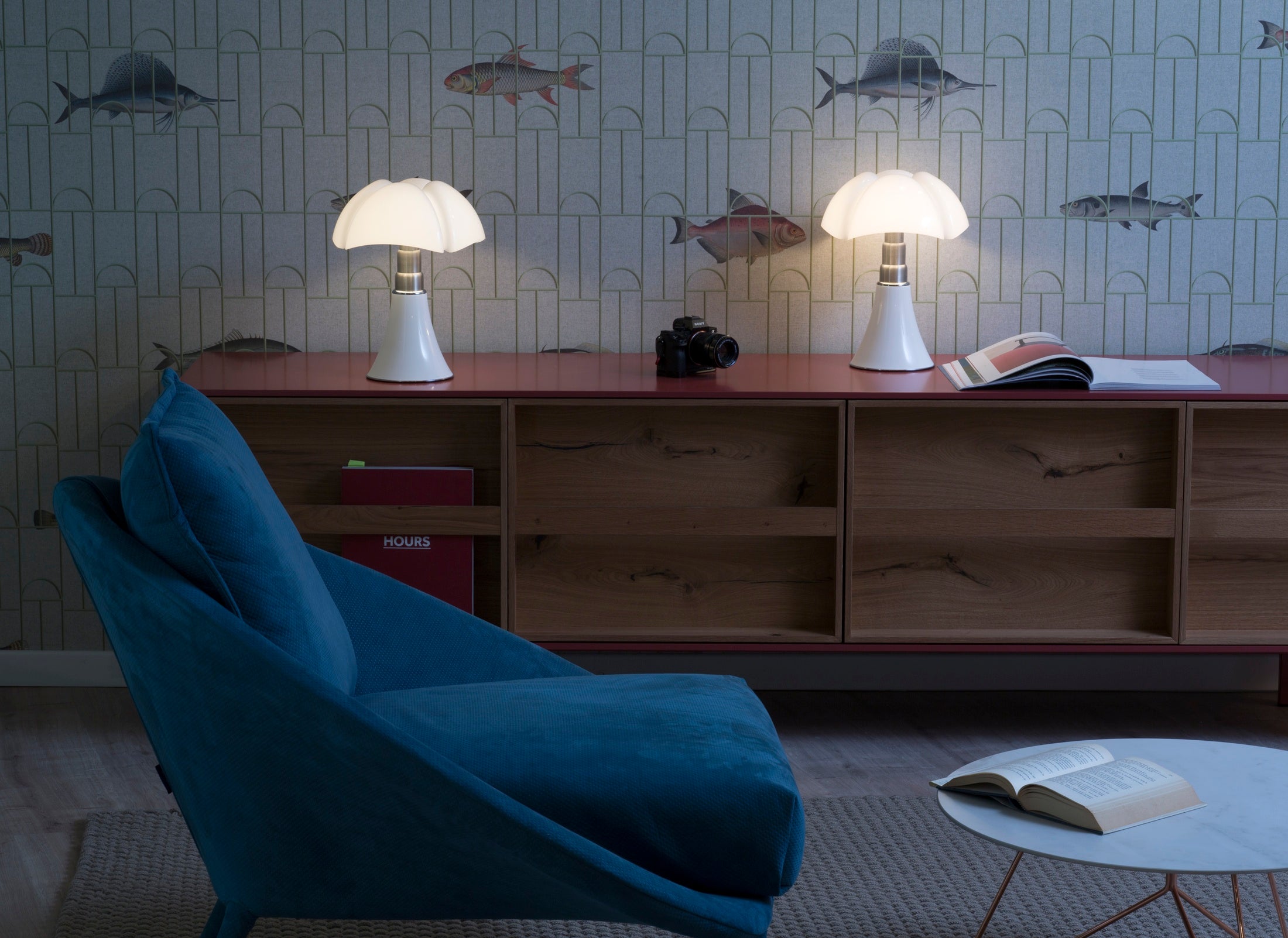 Tafellamp MINIPIPISTRELLO met opaal glazen kap en witte voet