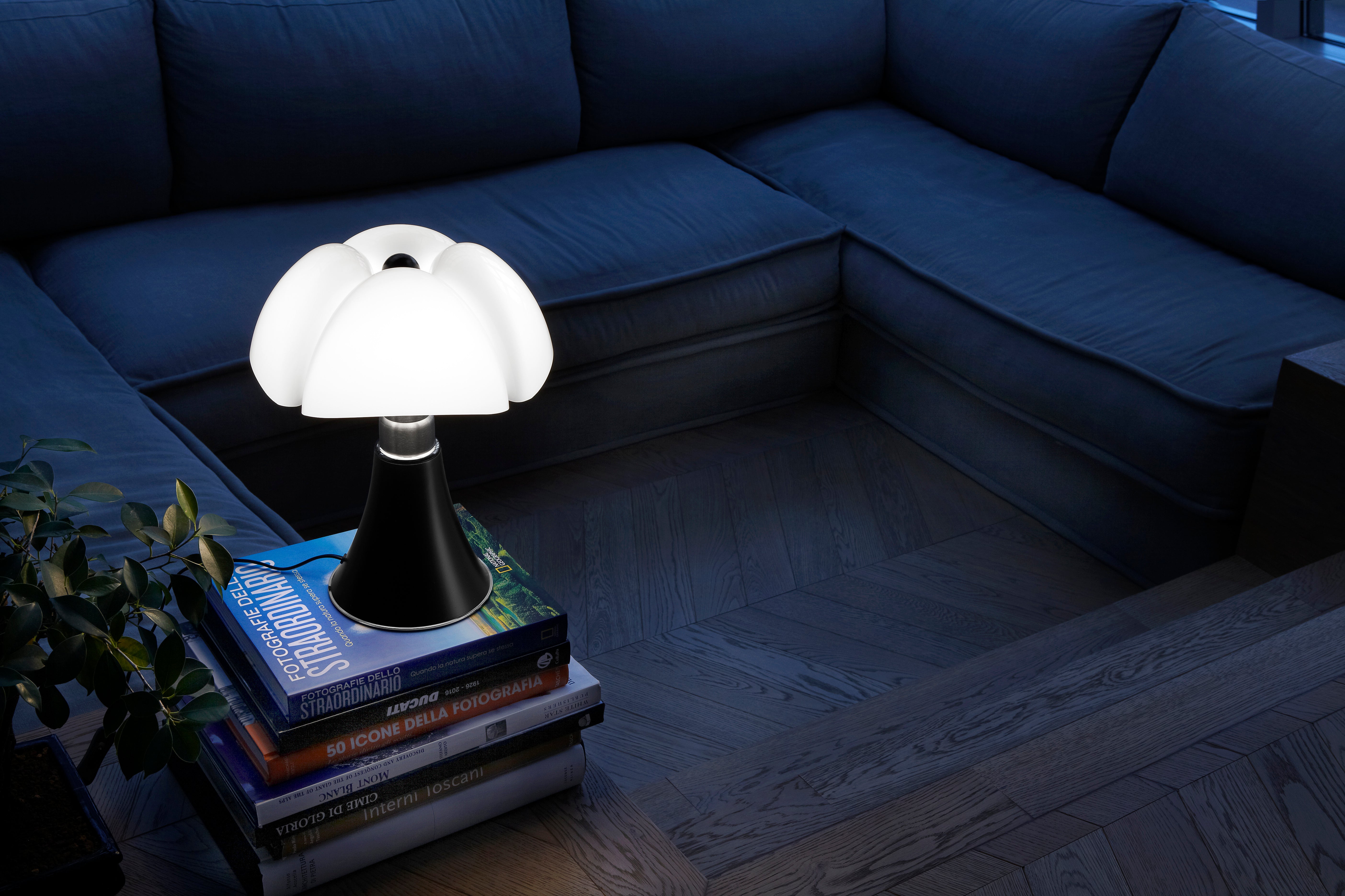 Tischlampe MINIPIPISTRELLO mit opalisiertem Schirm und mattem braunen Fuß