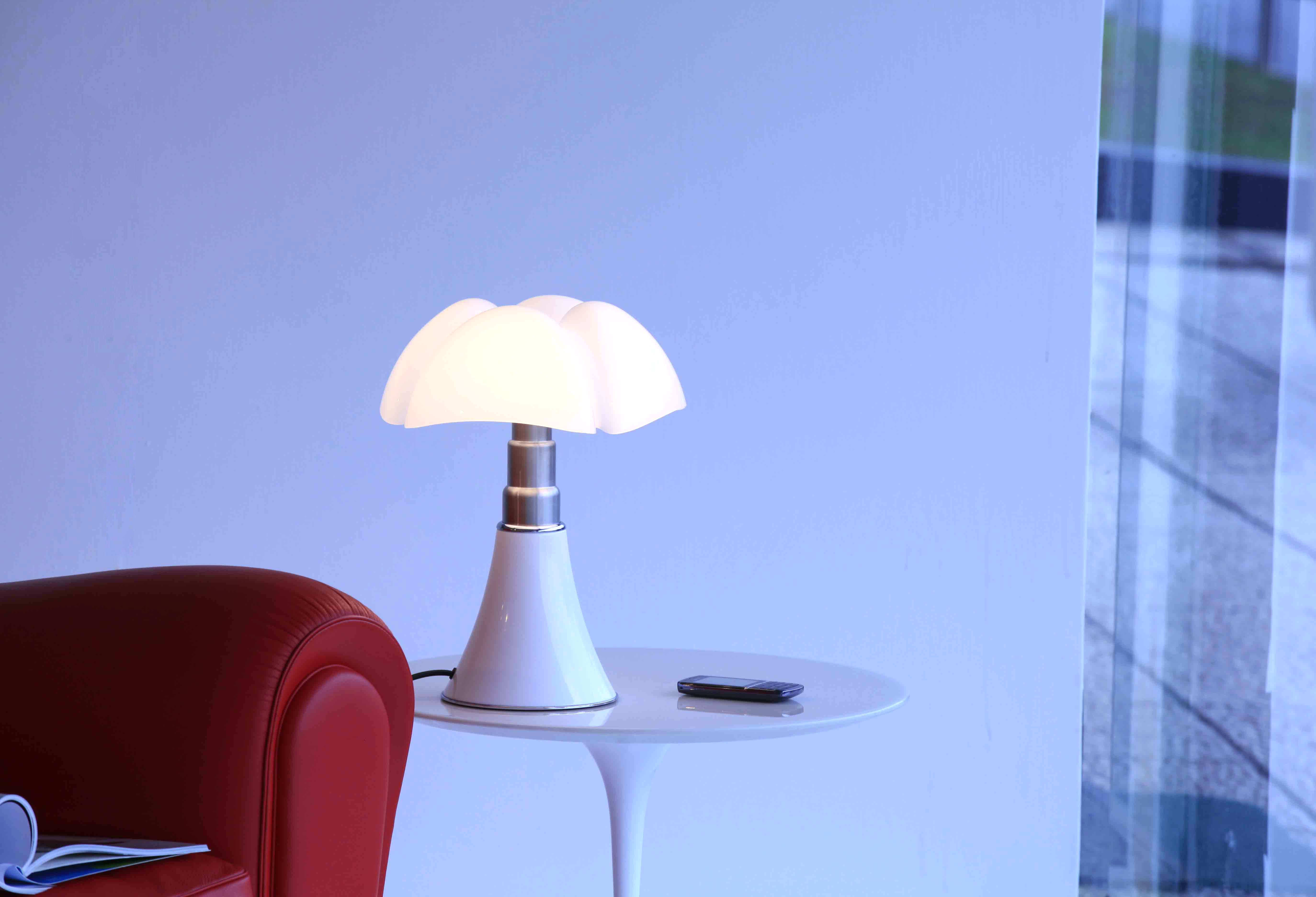 Tafellamp MINIPIPISTRELLO met opaal glazen kap en witte voet
