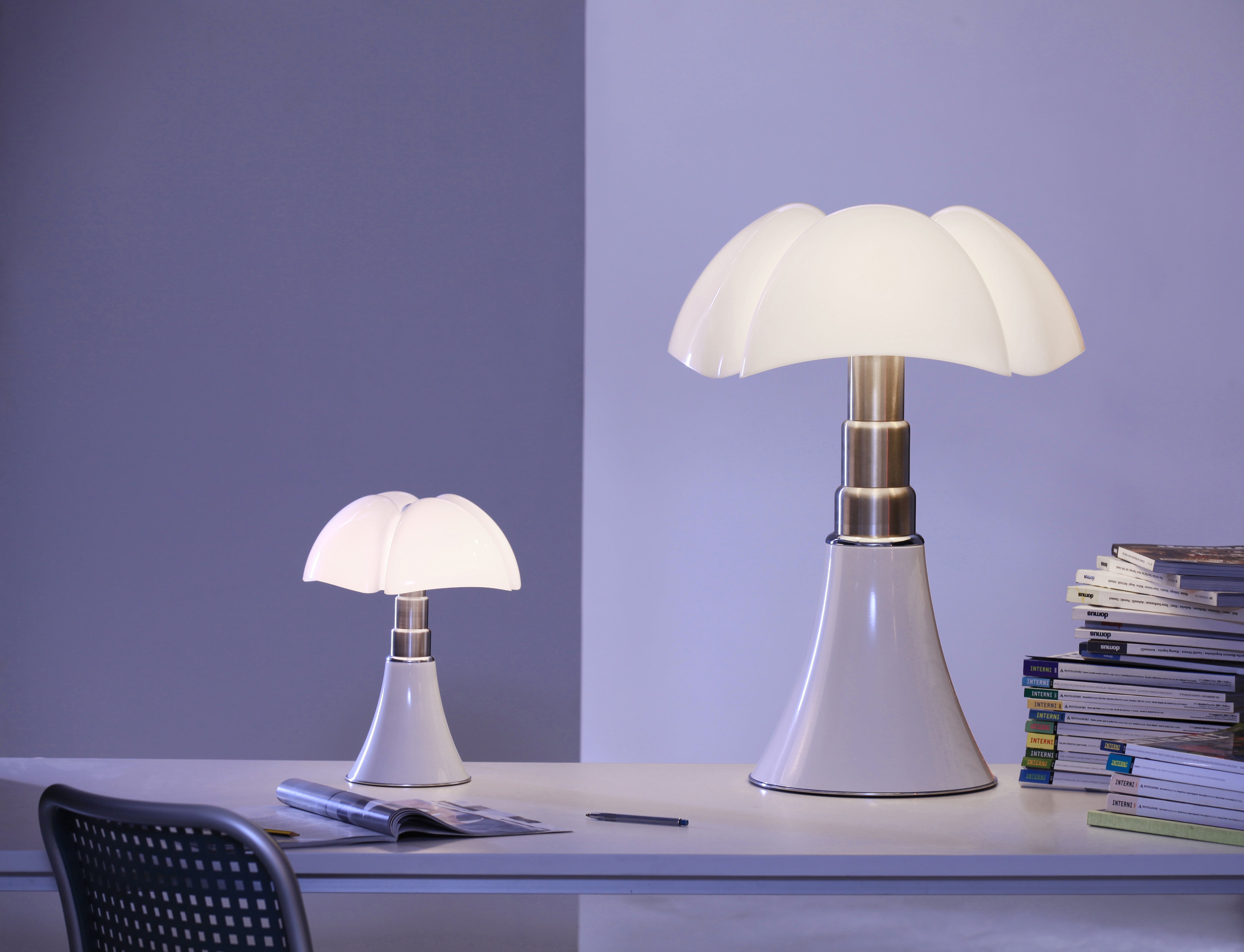 Tafellamp MINIPIPISTRELLO met opaal glazen kap en witte voet
