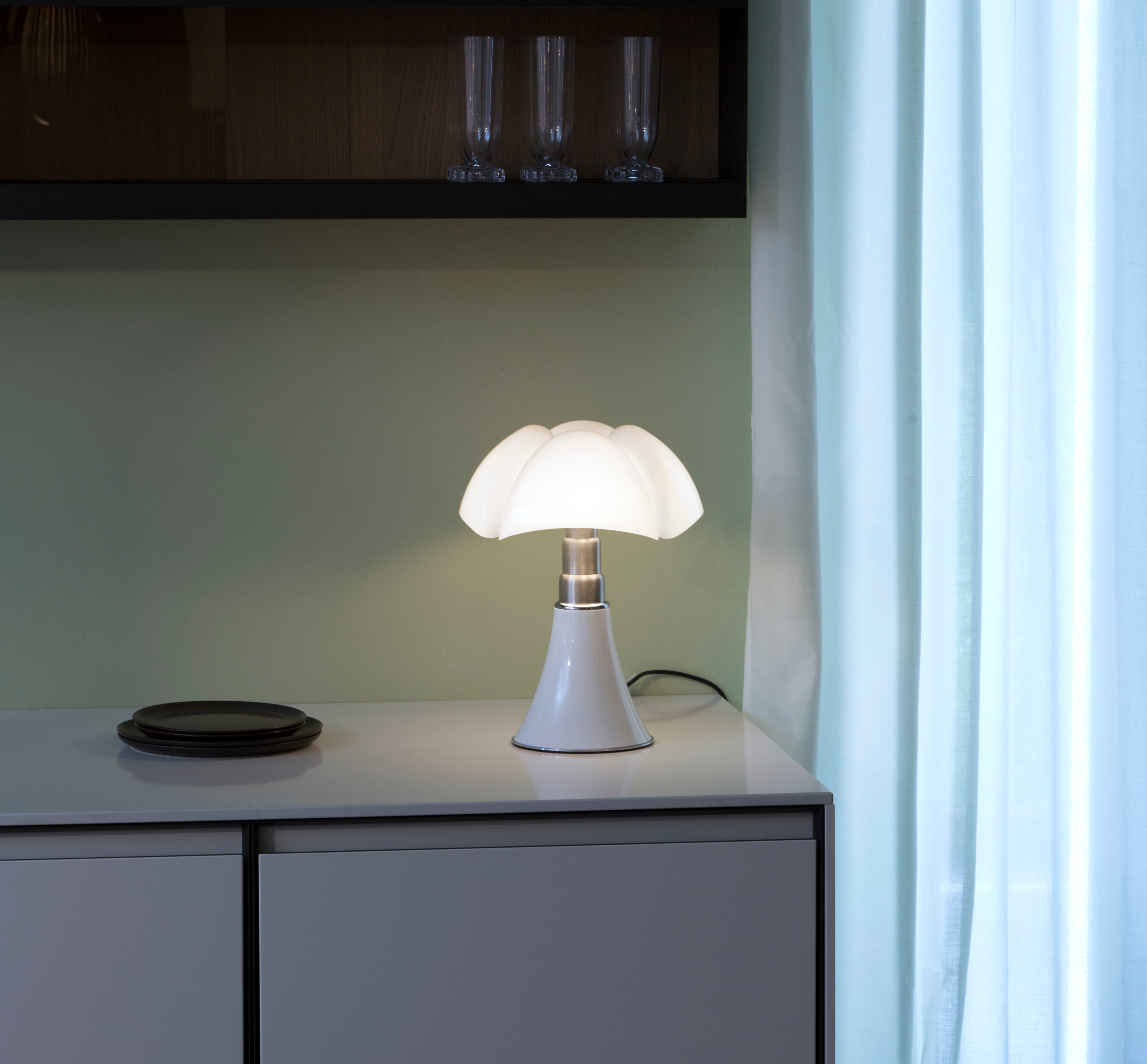 Tafellamp MINIPIPISTRELLO met opaal glazen kap en witte voet