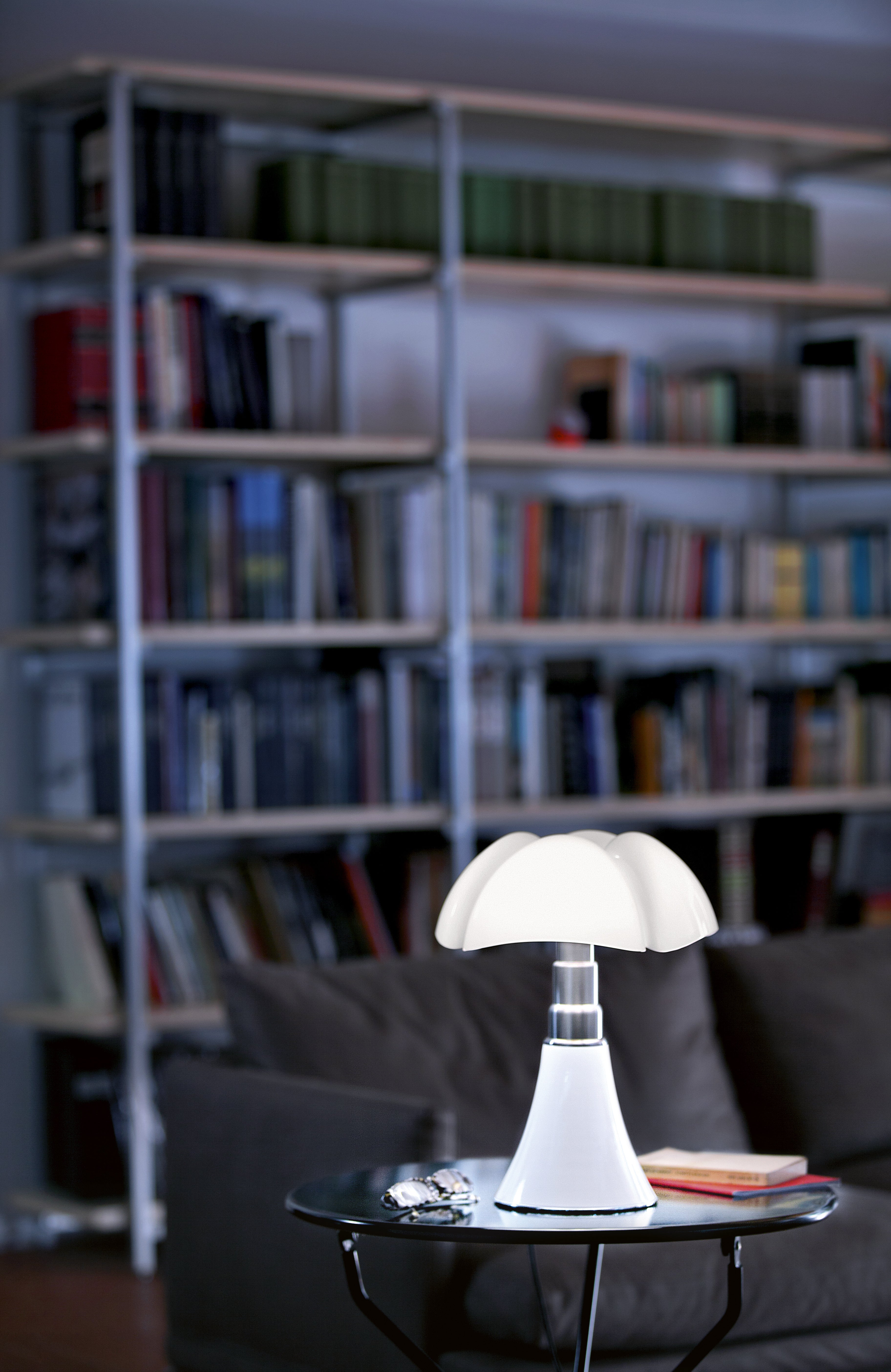 Tafellamp MINIPIPISTRELLO met opaal glazen kap en witte voet