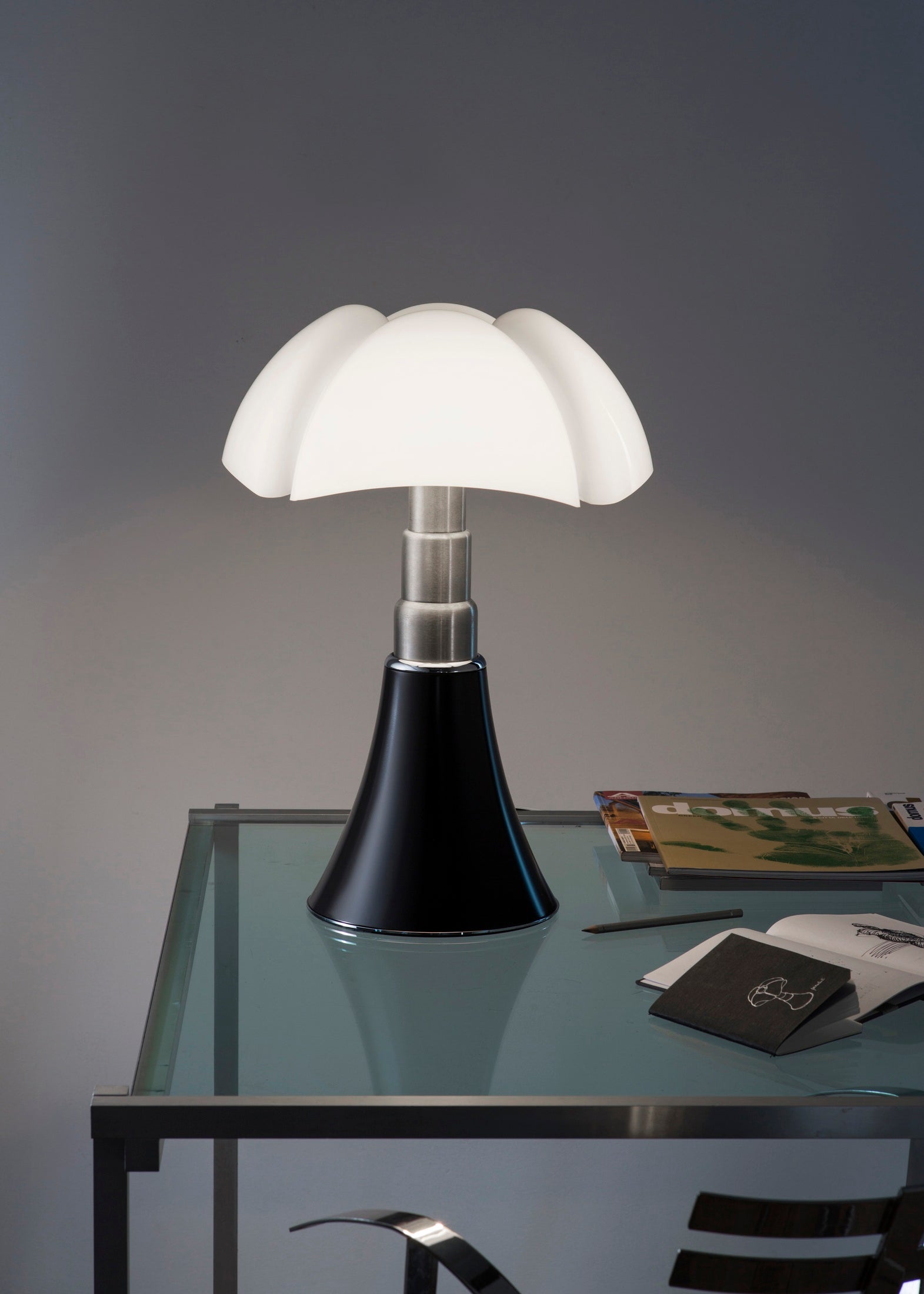 Tischlampe PIPISTRELLO MEDIUM mit opalinem Schirm und schwarzem Fuß