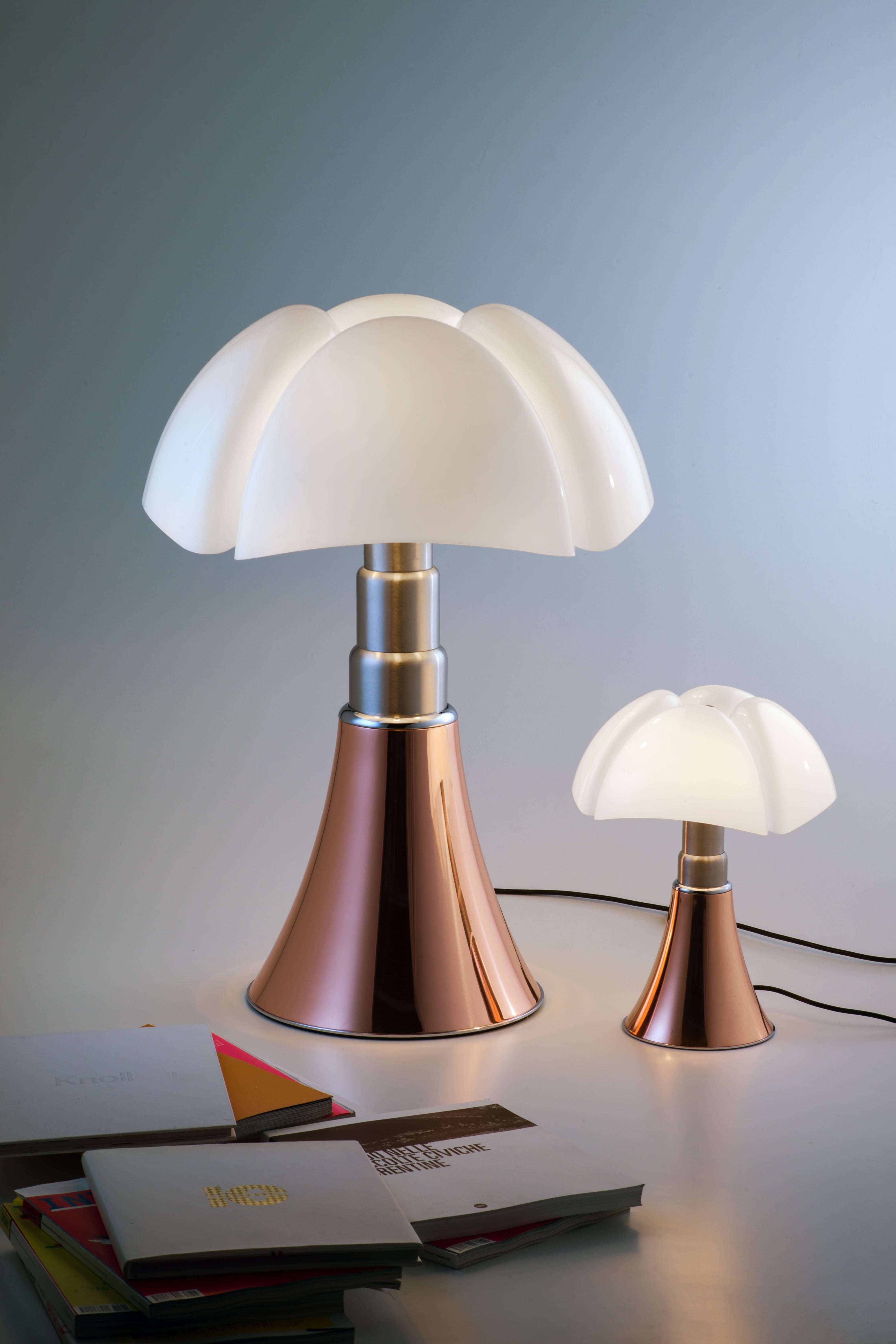Tafellamp MINIPIPISTRELLO met opalen glazen kap en messing voet