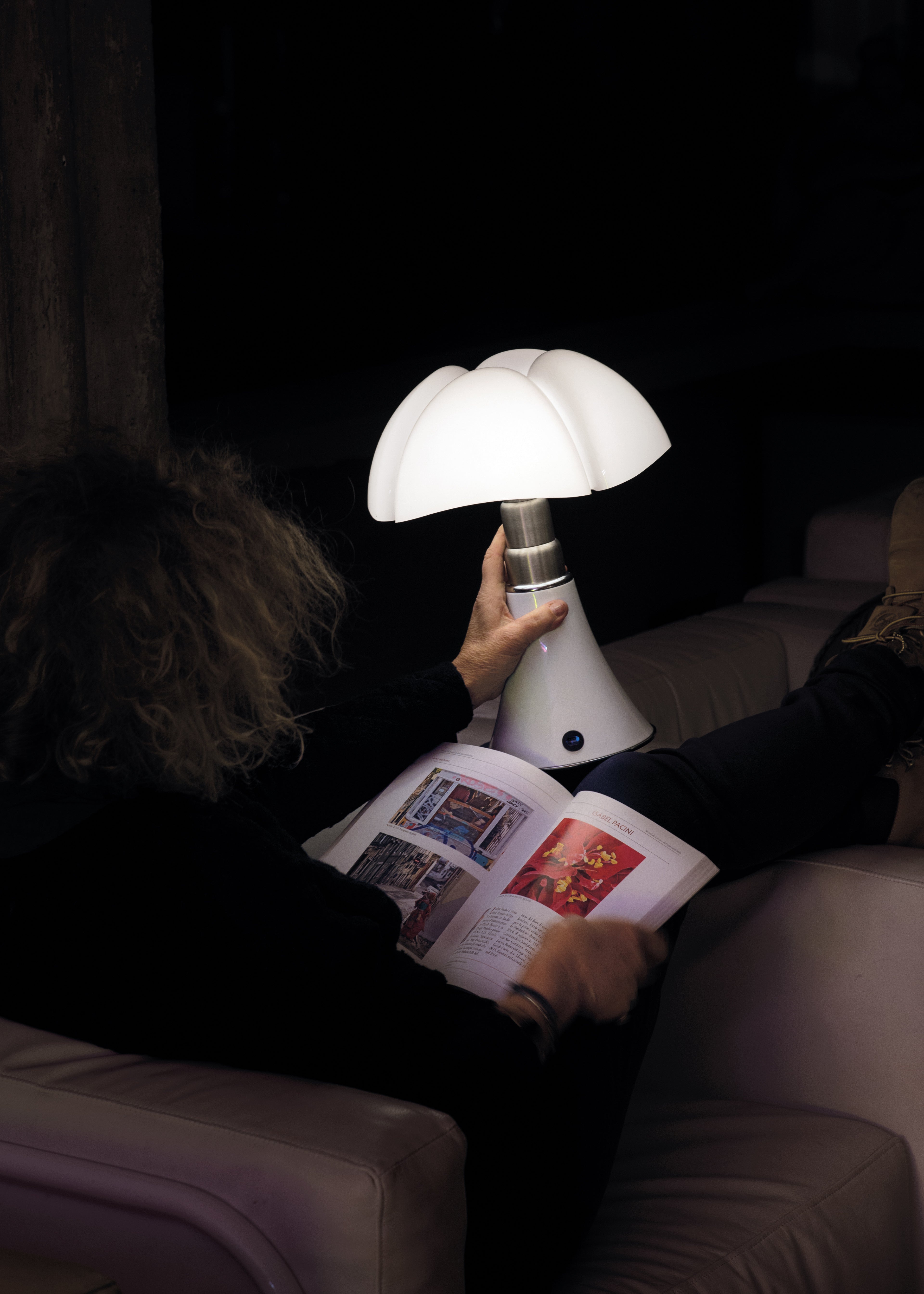 Tafellamp MINIPIPISTRELLO met opaal glazen kap en witte voet
