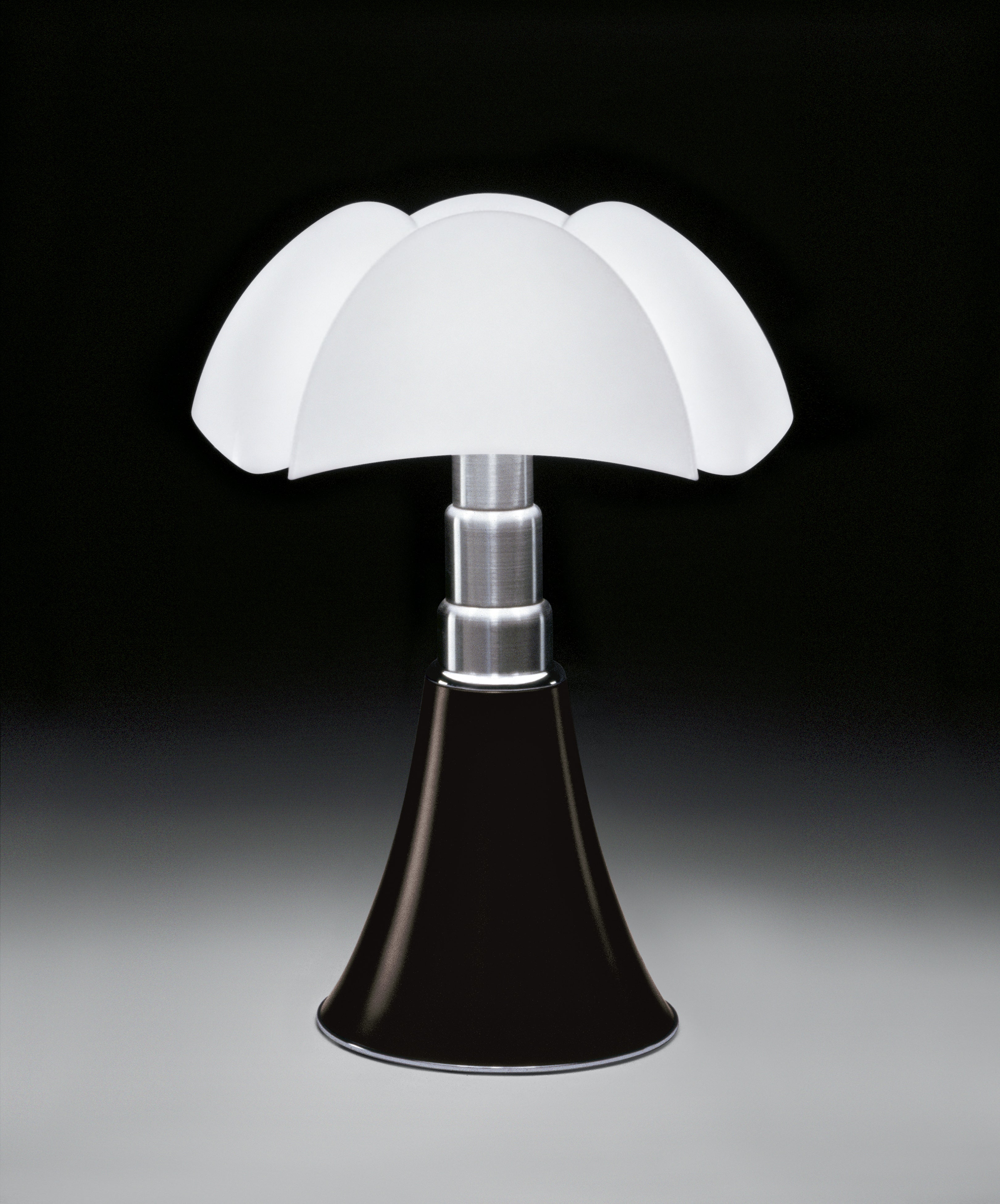 Tafellamp PIPISTRELLO MEDIUM met opaal glazen kap en een bronzen voet