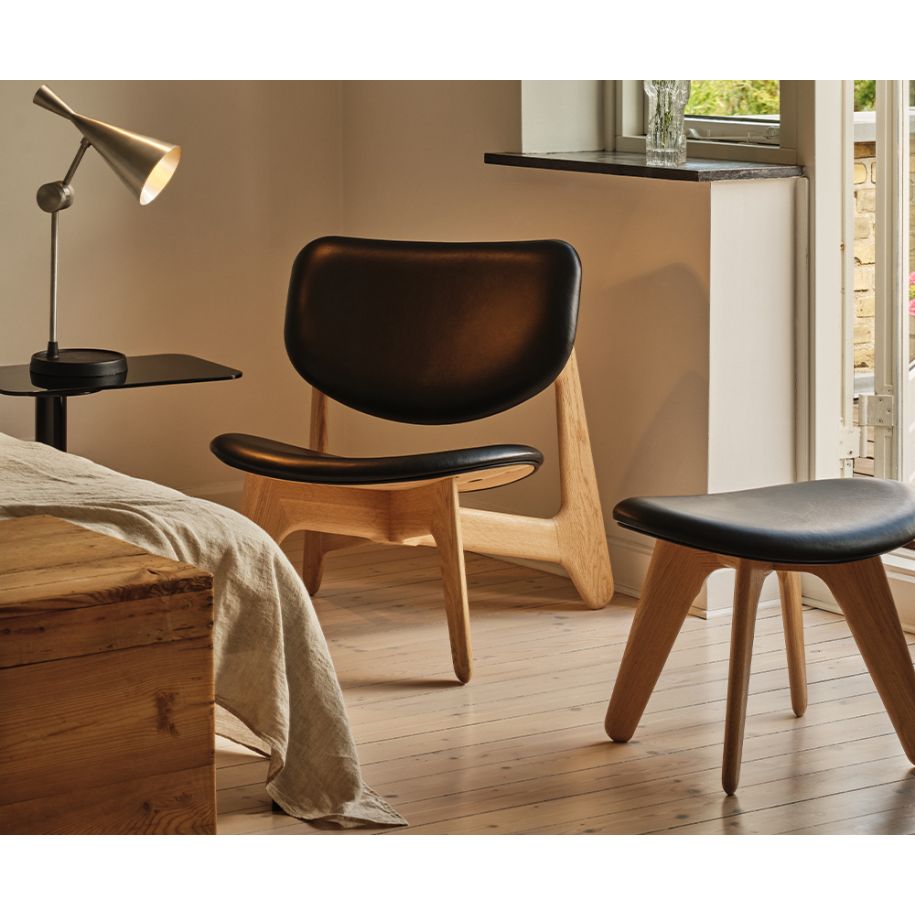 Platte Footstützes schwarzes Leder mit einer Eichenbasis