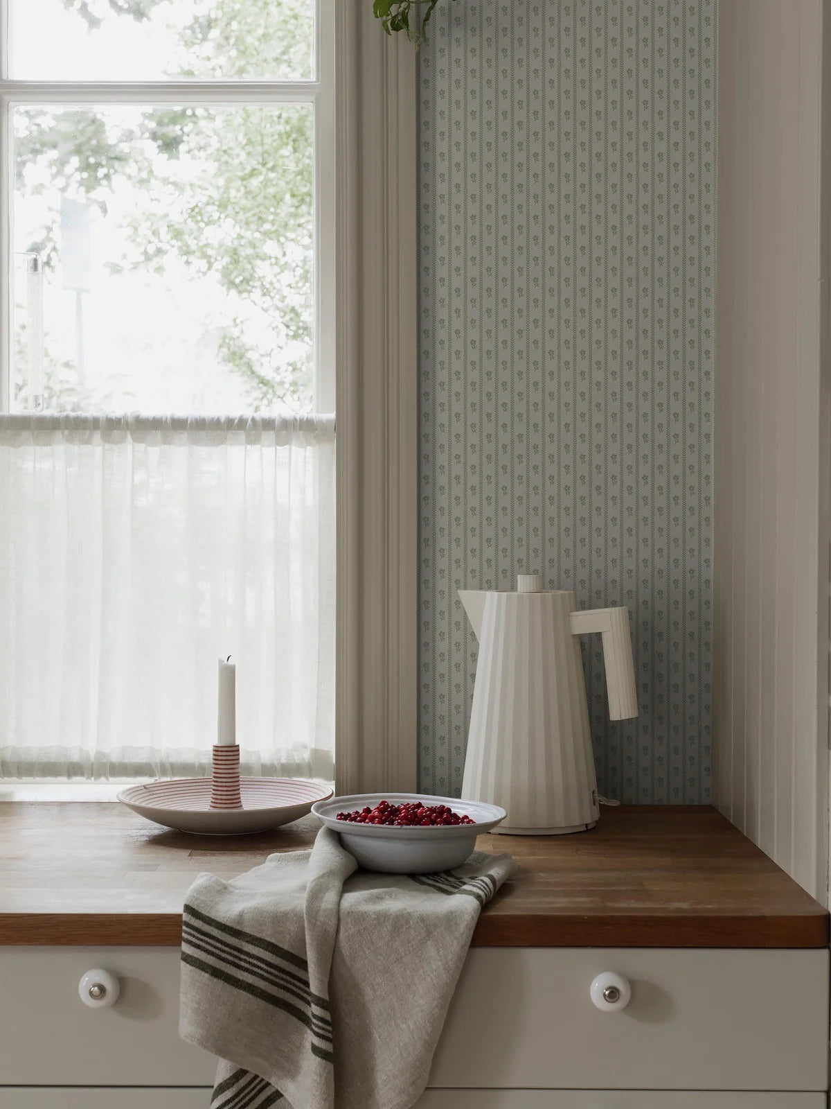 Tapete mit Pflanzenmotiv LILLA LYCKAN beige mit grün