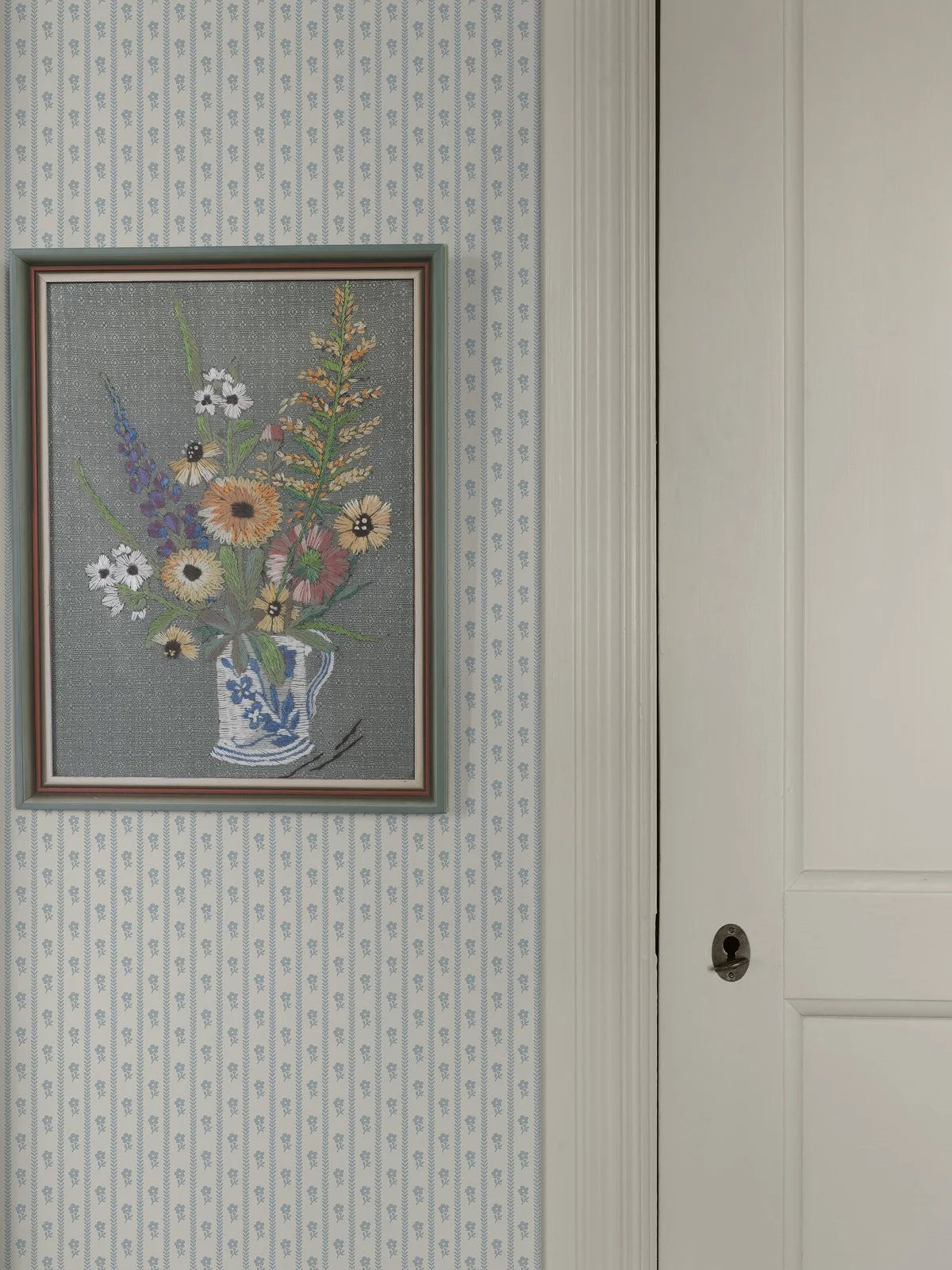 Tapete mit Pflanzenmotiv LILLA LYCKAN weiß mit blau