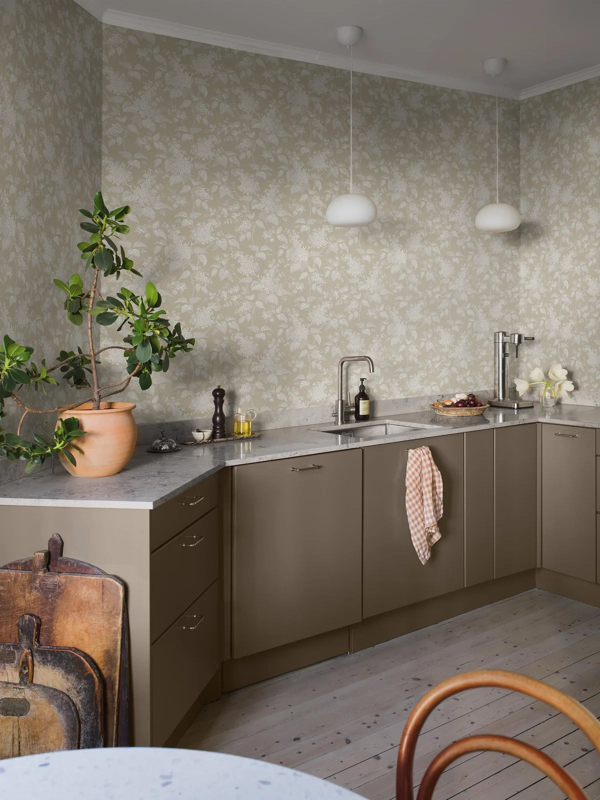 Beige floral pattern wallpaper SYREN with white