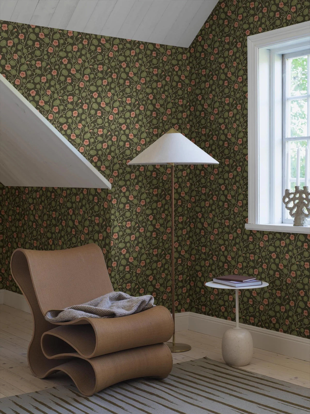 Tapete mit Pflanzenmotiv in Blumen KRASSE dunkelbraun mit grün