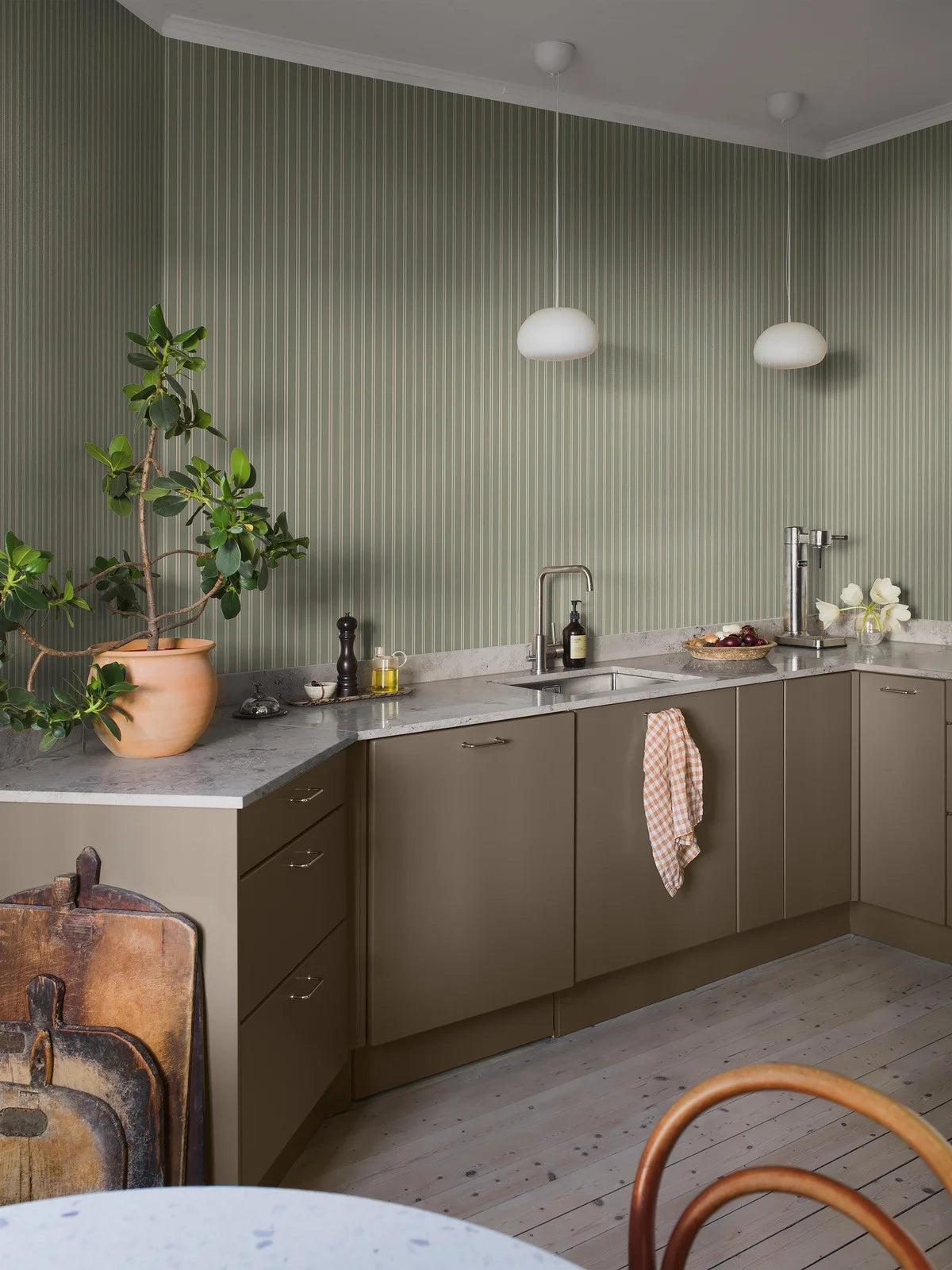 Gestreepte behang PÄRLRAND groen met wit