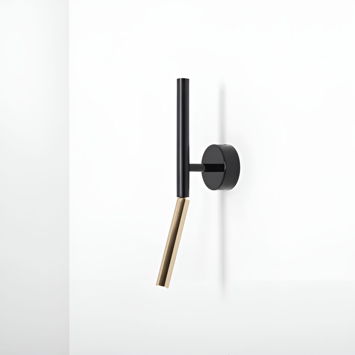STICK Wandleuchte in Schwarz und Gold