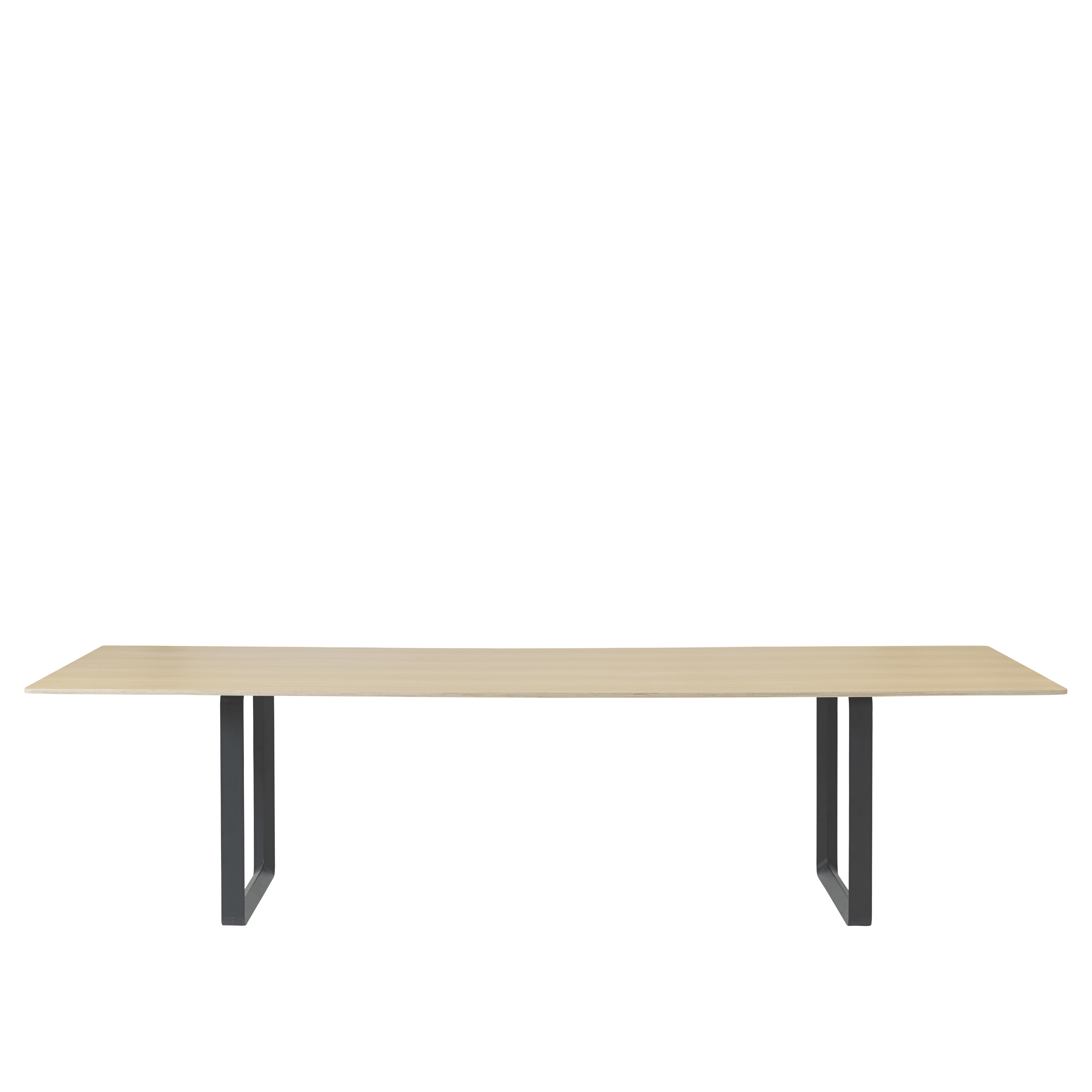 Eettafel 70/70 van eikenhout met zwarte basis
