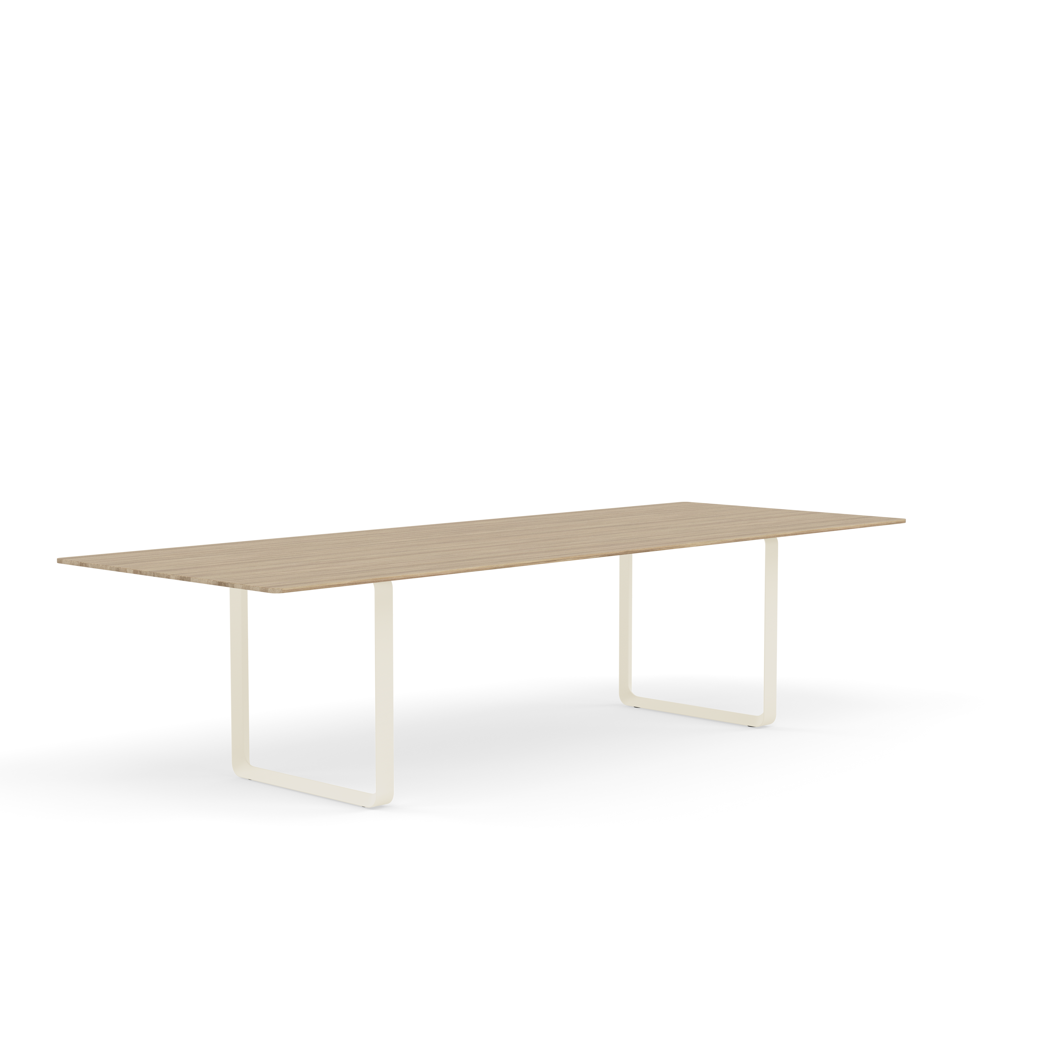 Eettafel 70/70 van eikenhout met zandkleurige basis