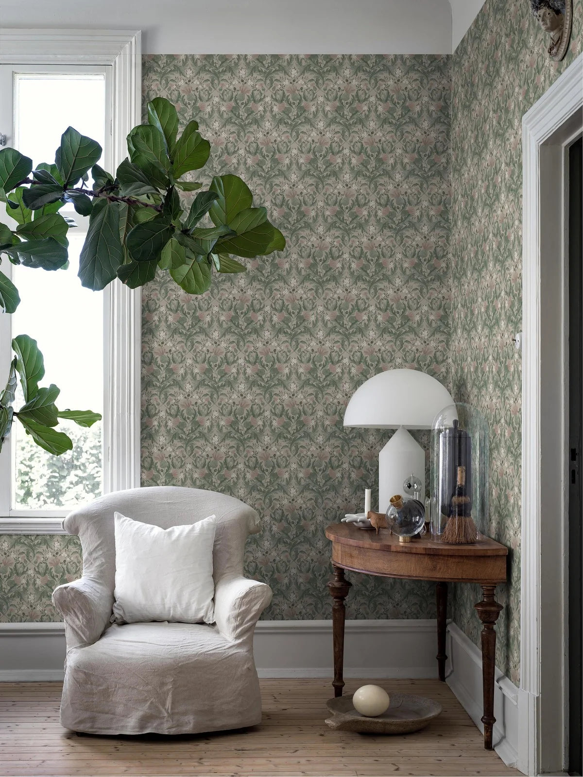 Behang met plantmotief van bladeren THISTLE gedempt groen met roze en beige