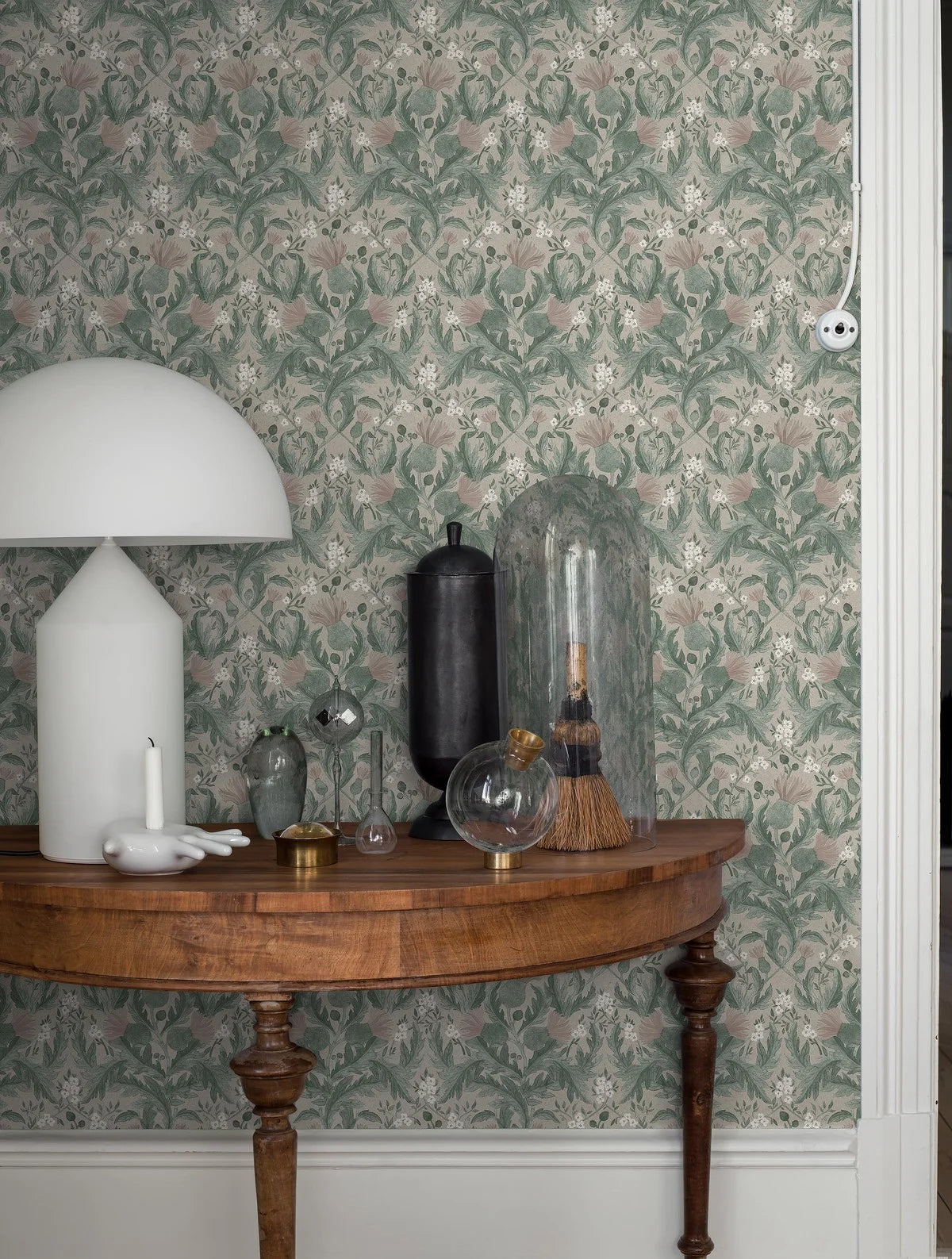 Behang met plantmotief van bladeren THISTLE gedempt groen met roze en beige