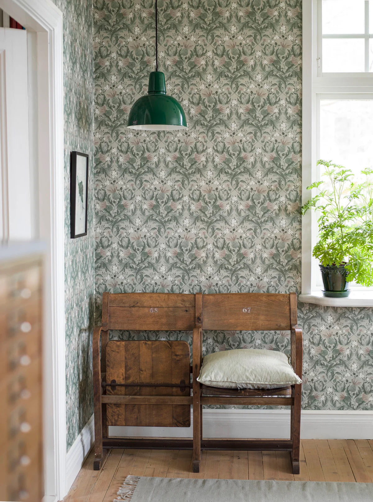 Behang met plantmotief van bladeren THISTLE gedempt groen met roze en beige