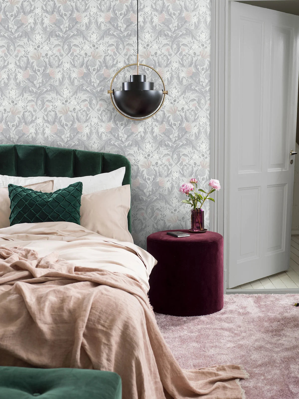 Behang met een plantmotief van bladeren THISTLE gedempt grijs-groen met roze