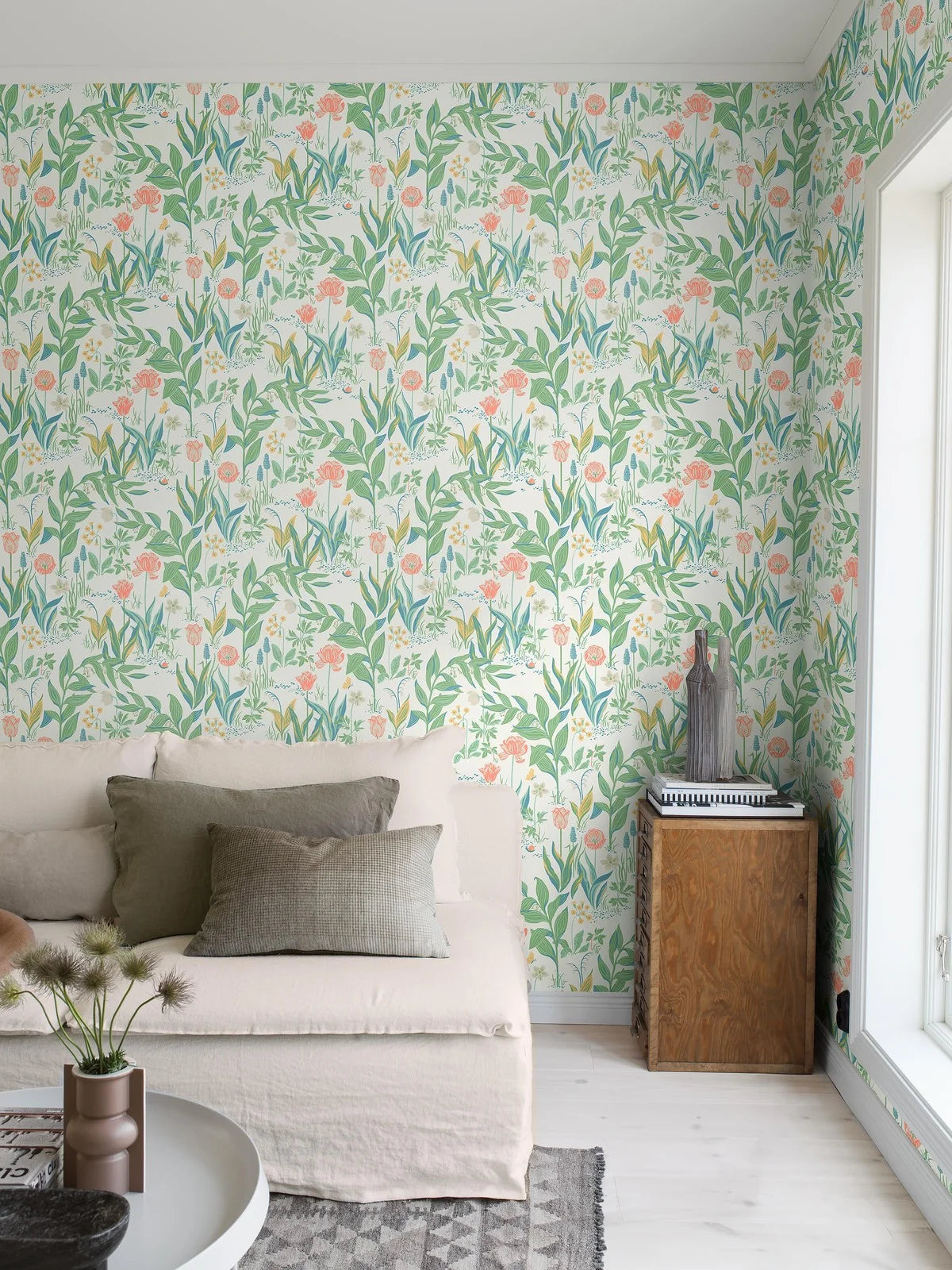 Spring Garden Floral Pattern Wallpaper in White and Green
