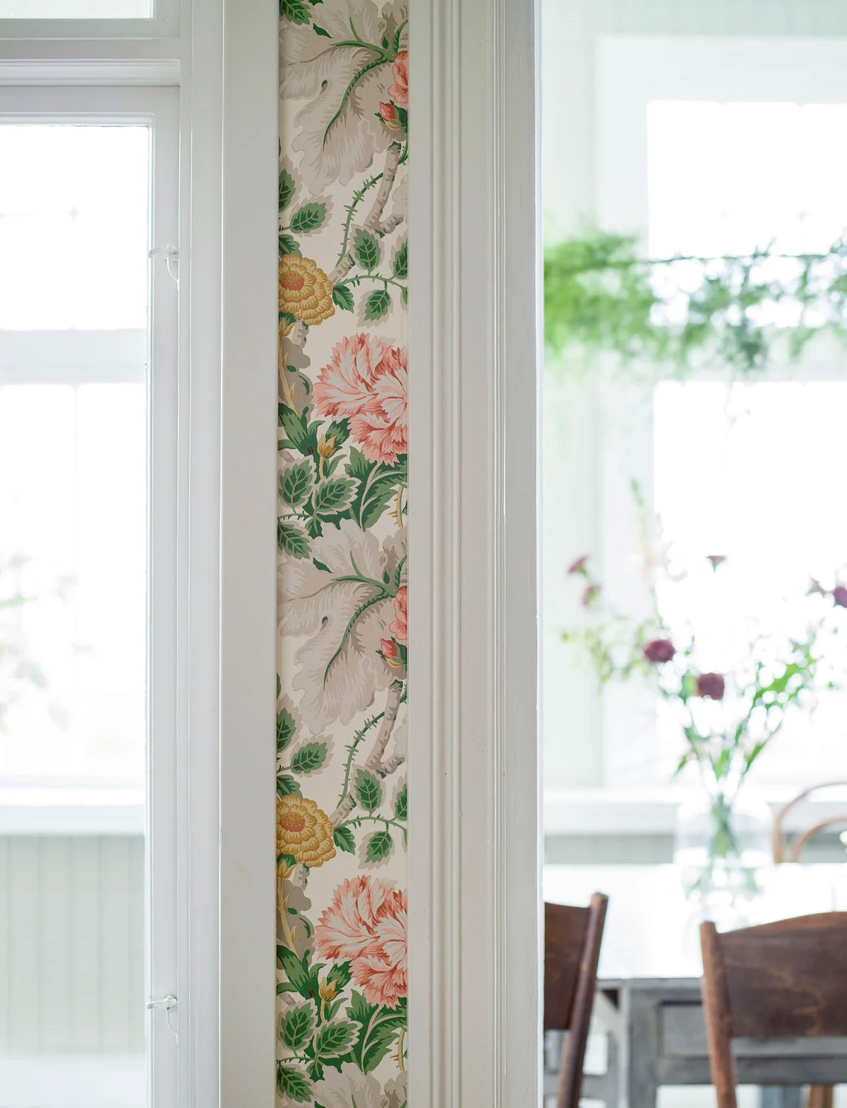 Floral Pattern Wallpaper in Carnation Garden Warm White